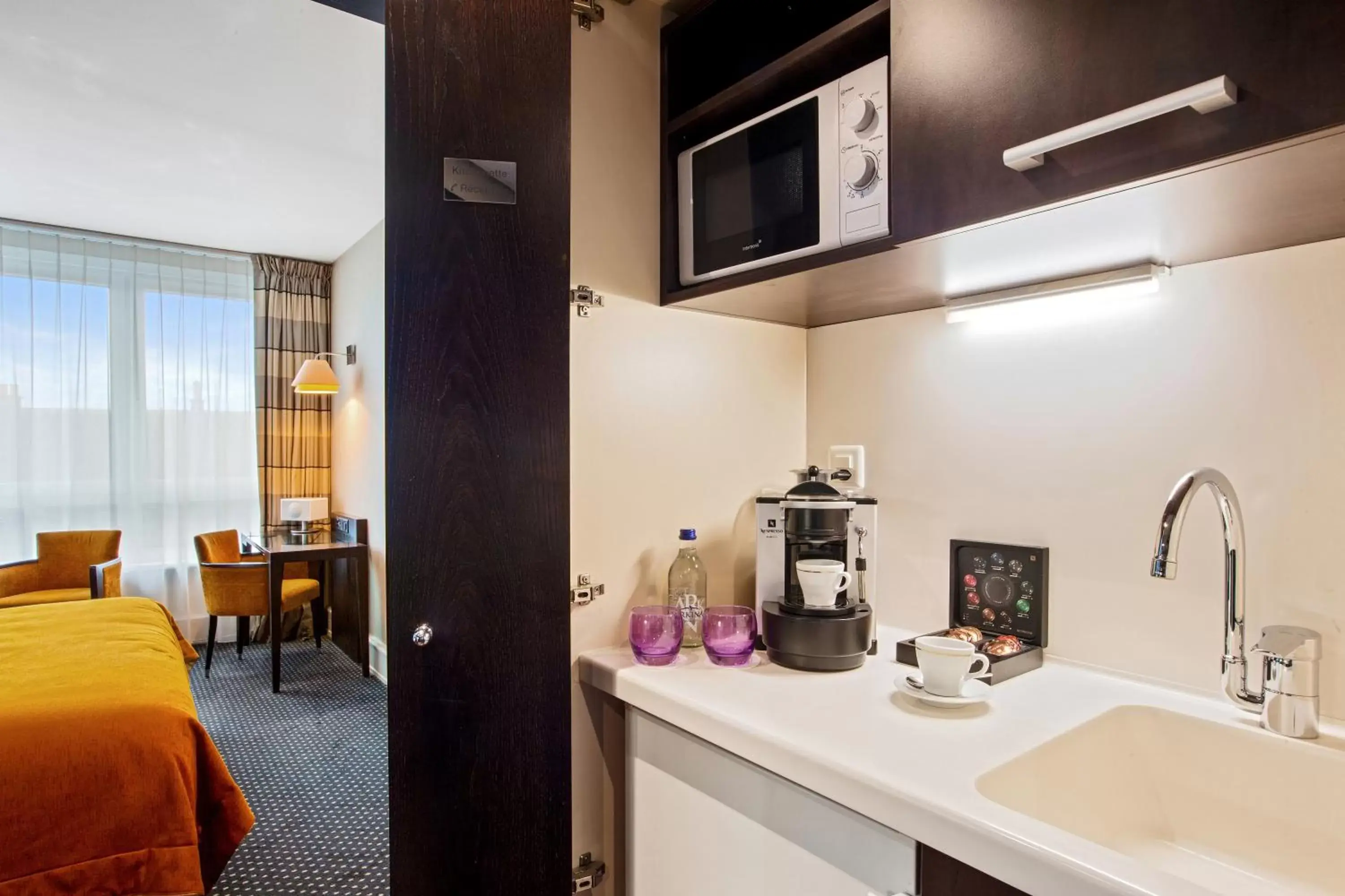 Coffee/tea facilities, Kitchen/Kitchenette in Auteuil Manotel