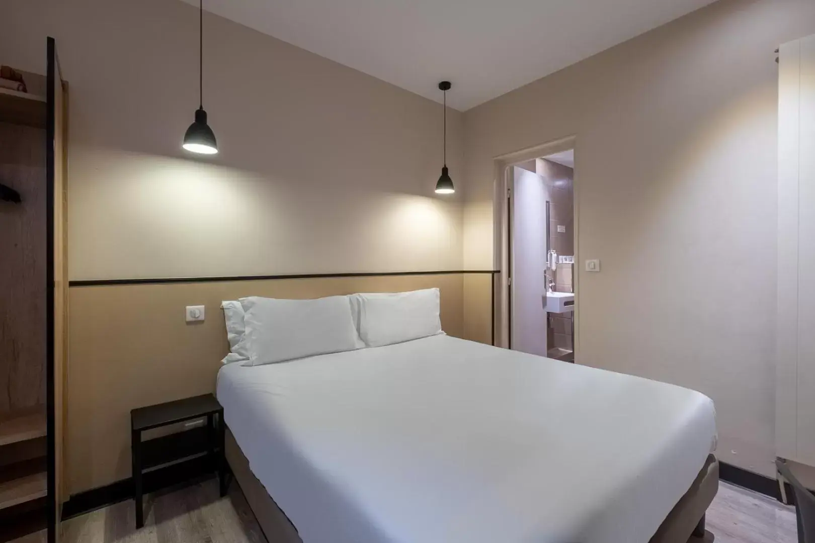 Bedroom, Bed in Hotel Lilas Blanc