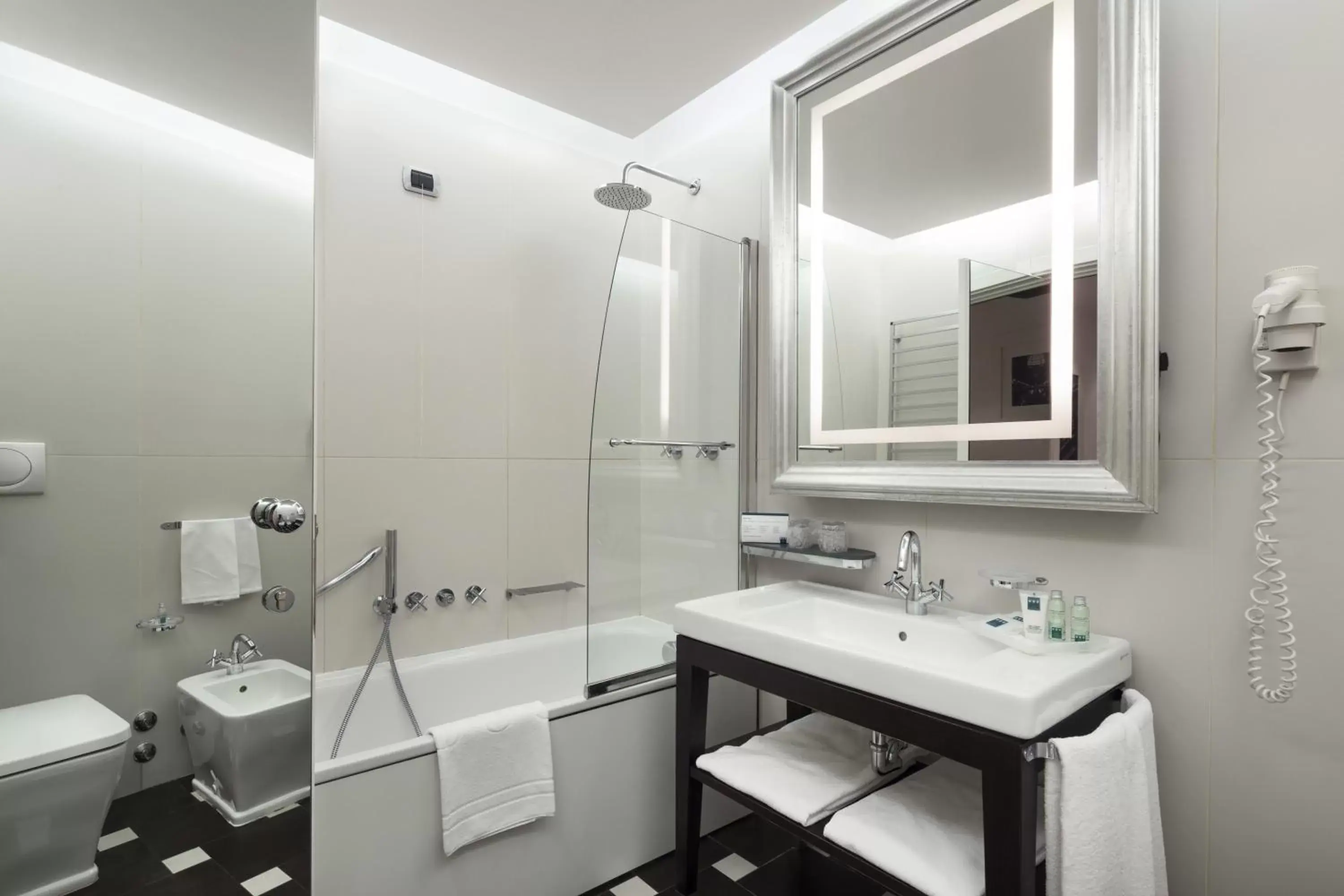 Shower, Bathroom in UNAHOTELS Cusani Milano