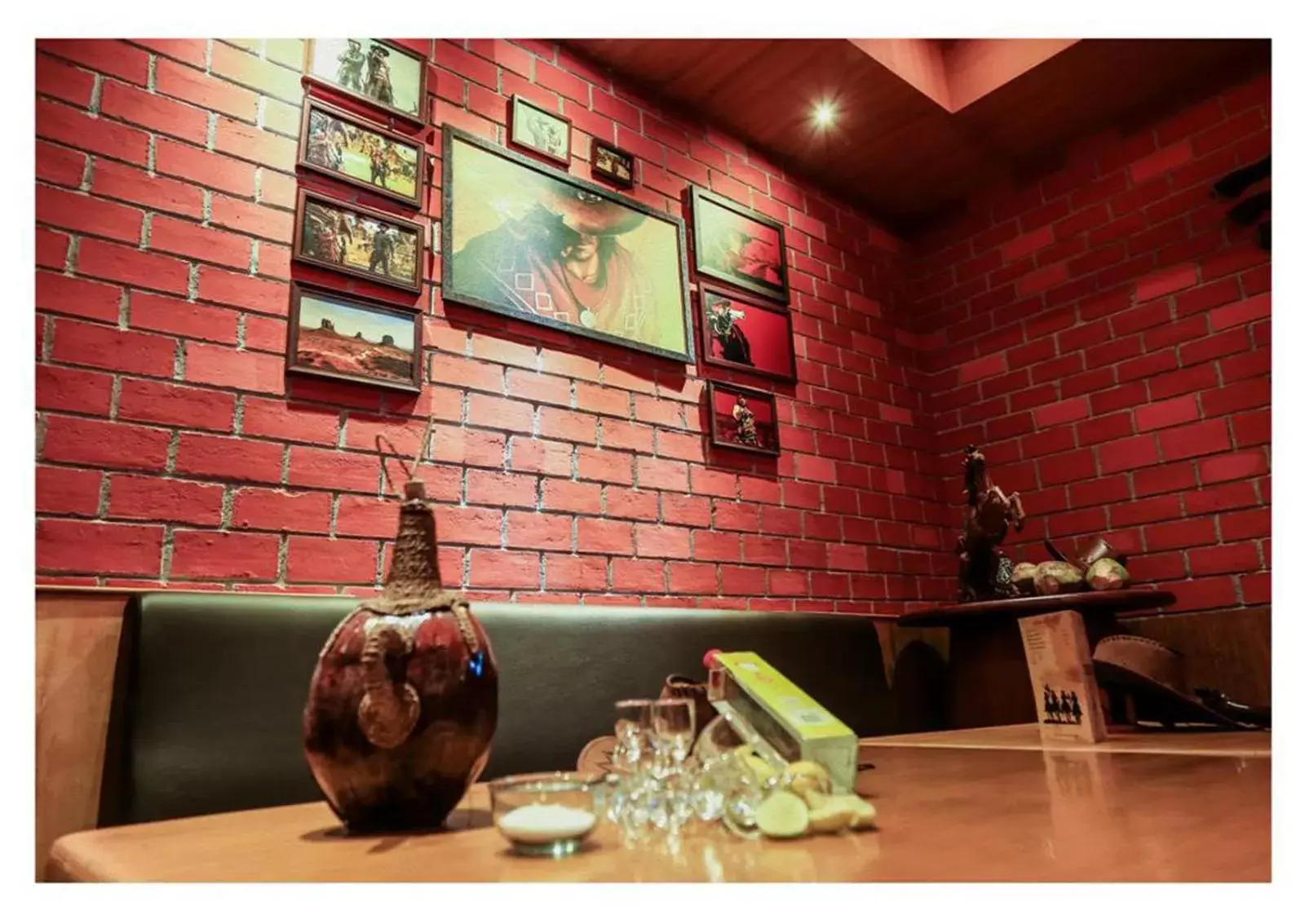 Lounge or bar, Restaurant/Places to Eat in Poppys Hotel Madurai