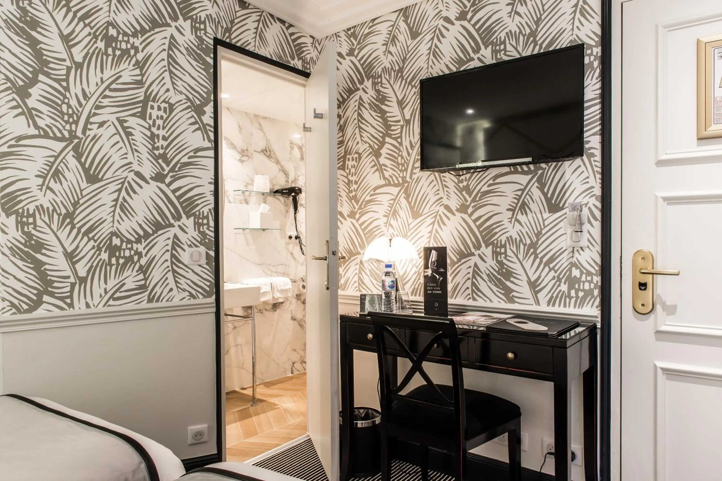 Bathroom in Hôtel Jardin Le Bréa