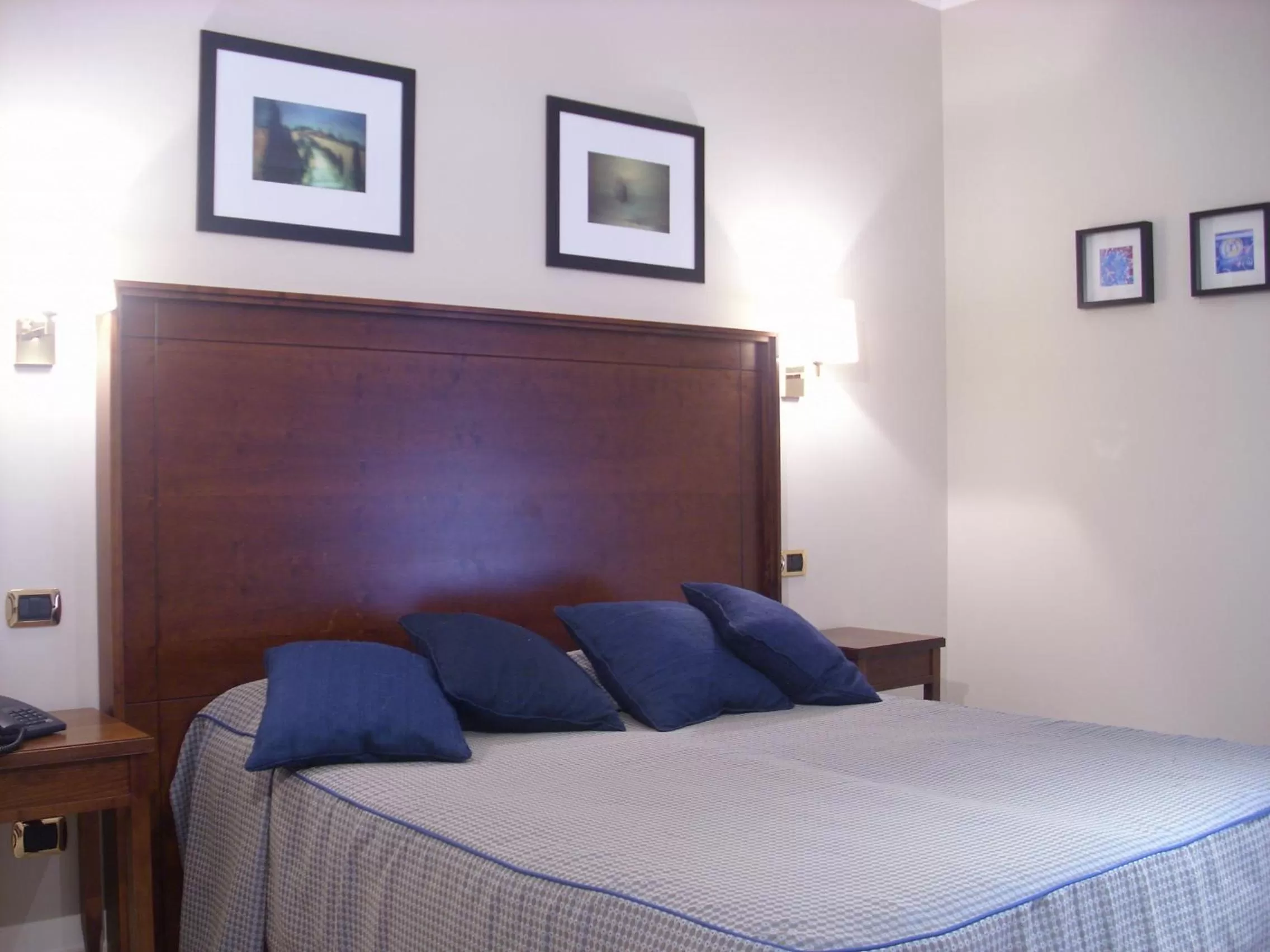 Photo of the whole room, Bed in Hotel Taormina