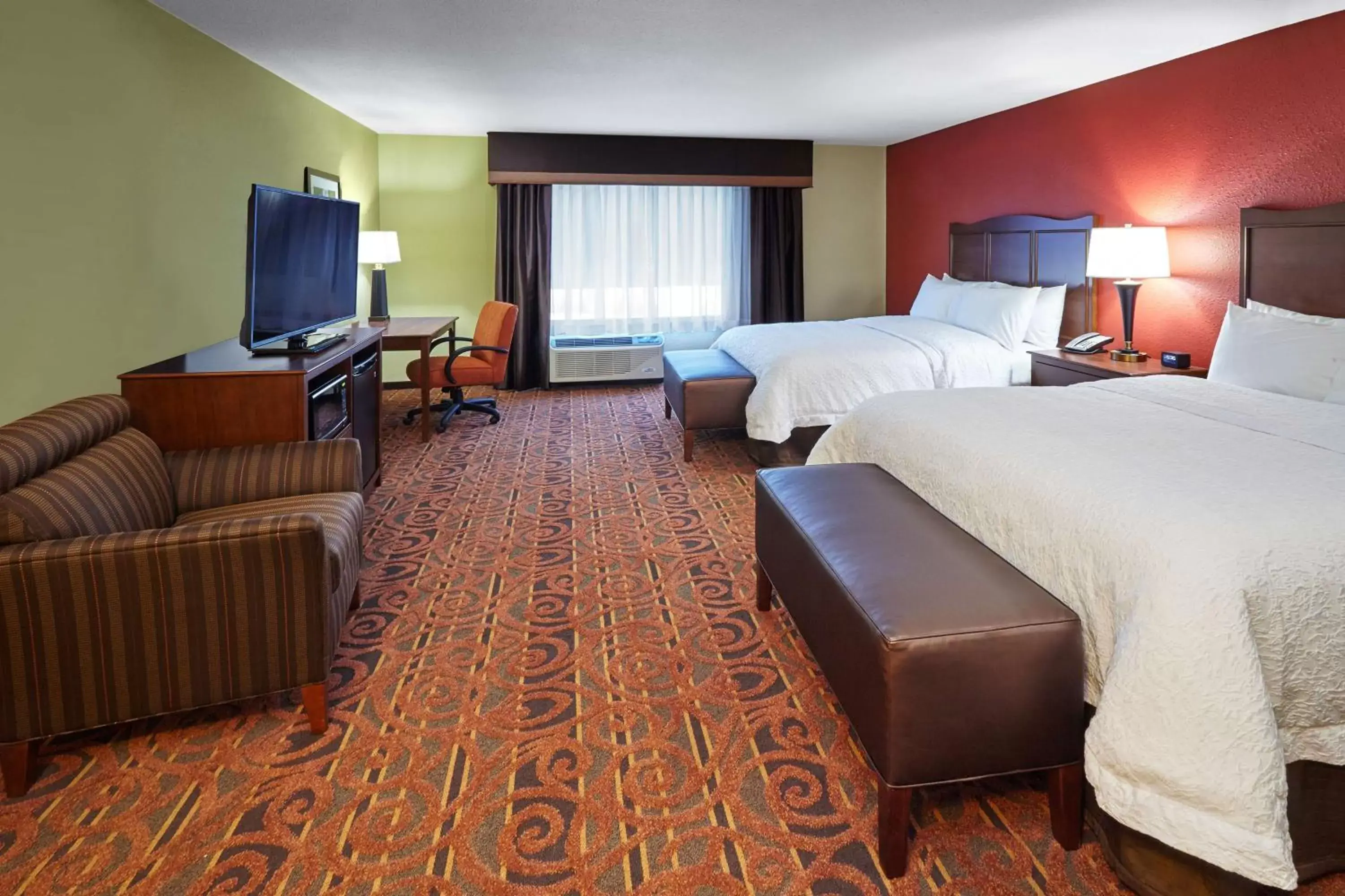Bed in Hampton Inn & Suites Milwaukee/Franklin