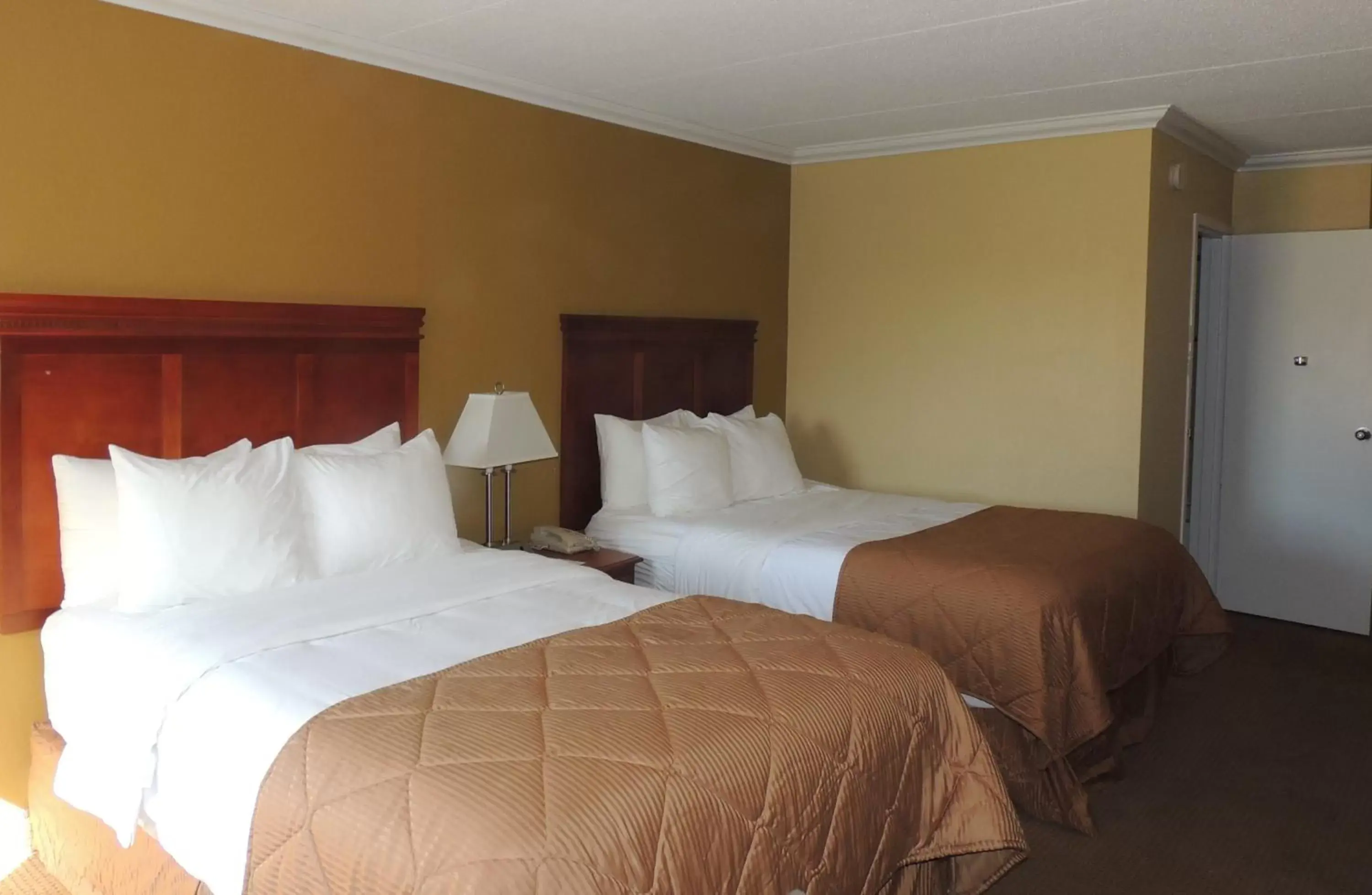 Bed in Quality Inn and Suites Fairgrounds - Syracuse