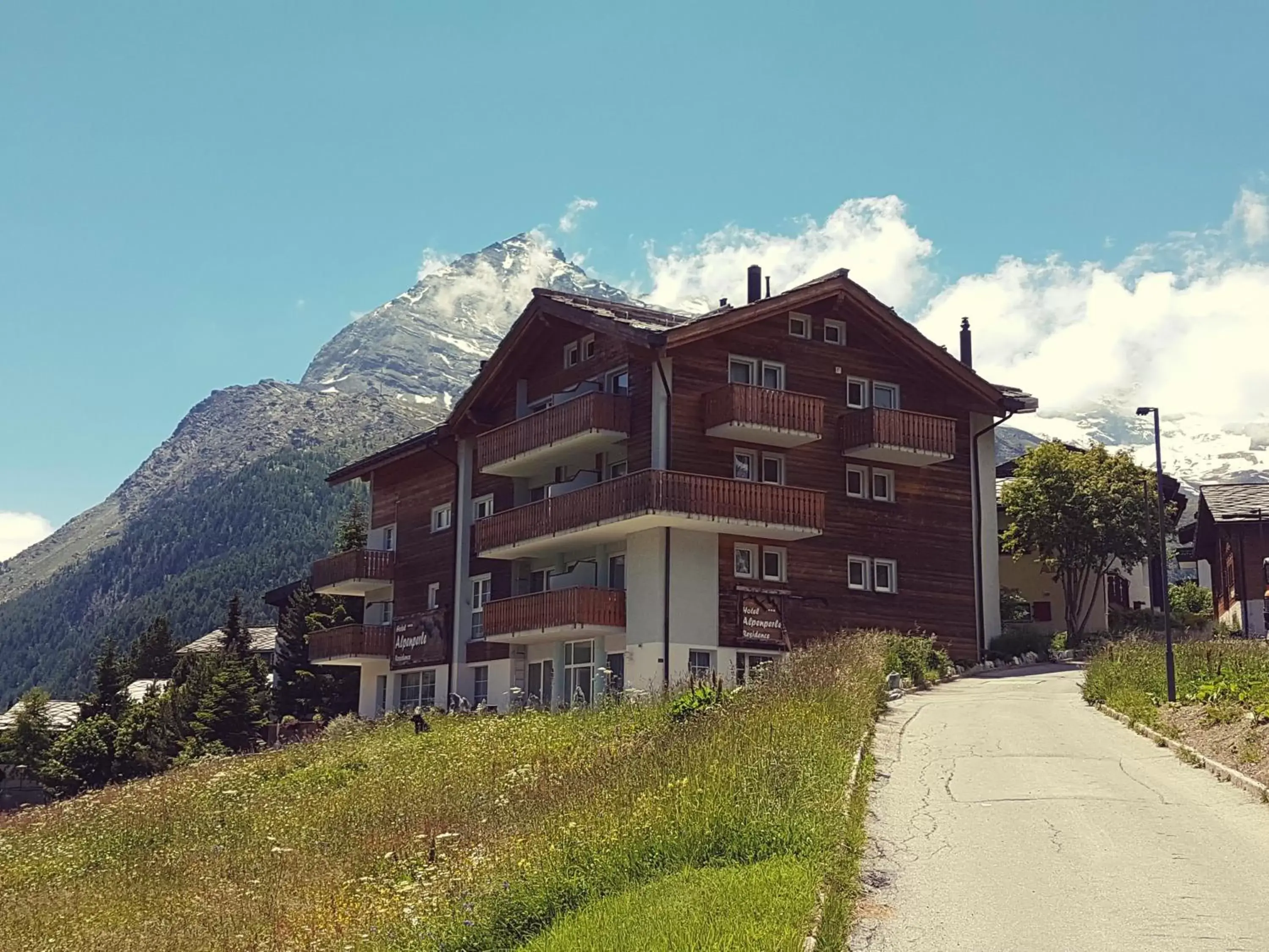 Facade/entrance, Property Building in Hotel Alpenperle