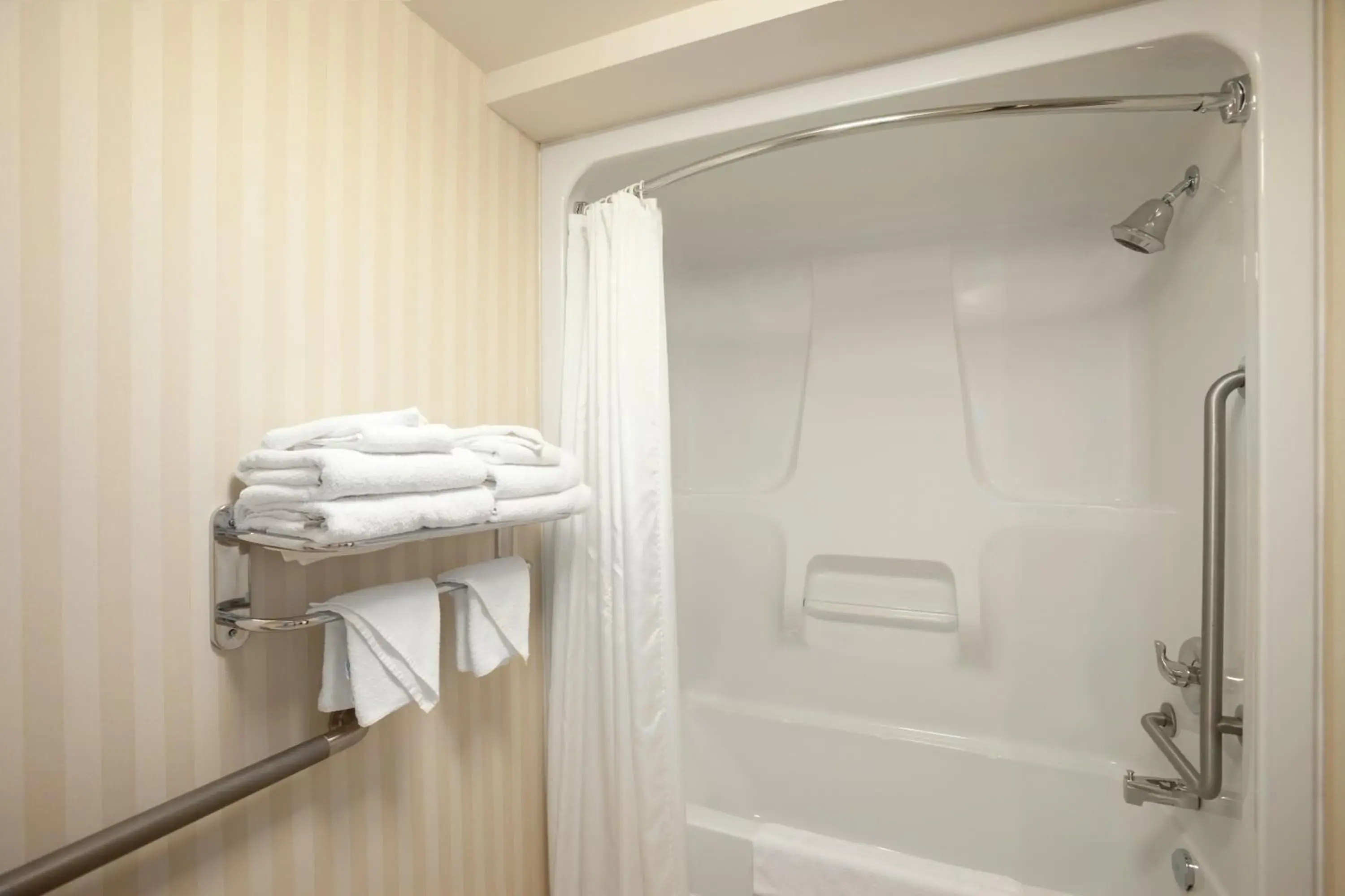 Shower, Bathroom in Border Inn & Suites