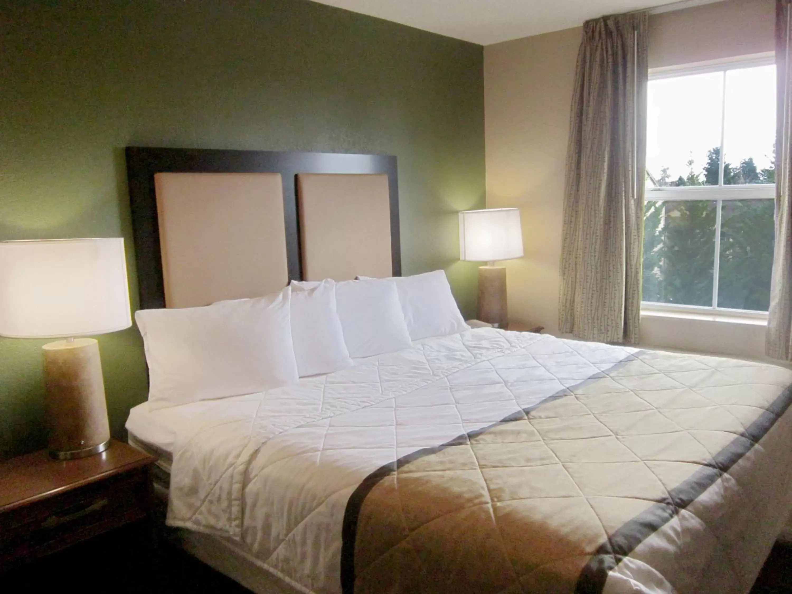 Bed in Extended Stay America Suites - Seattle - Everett - Silverlake