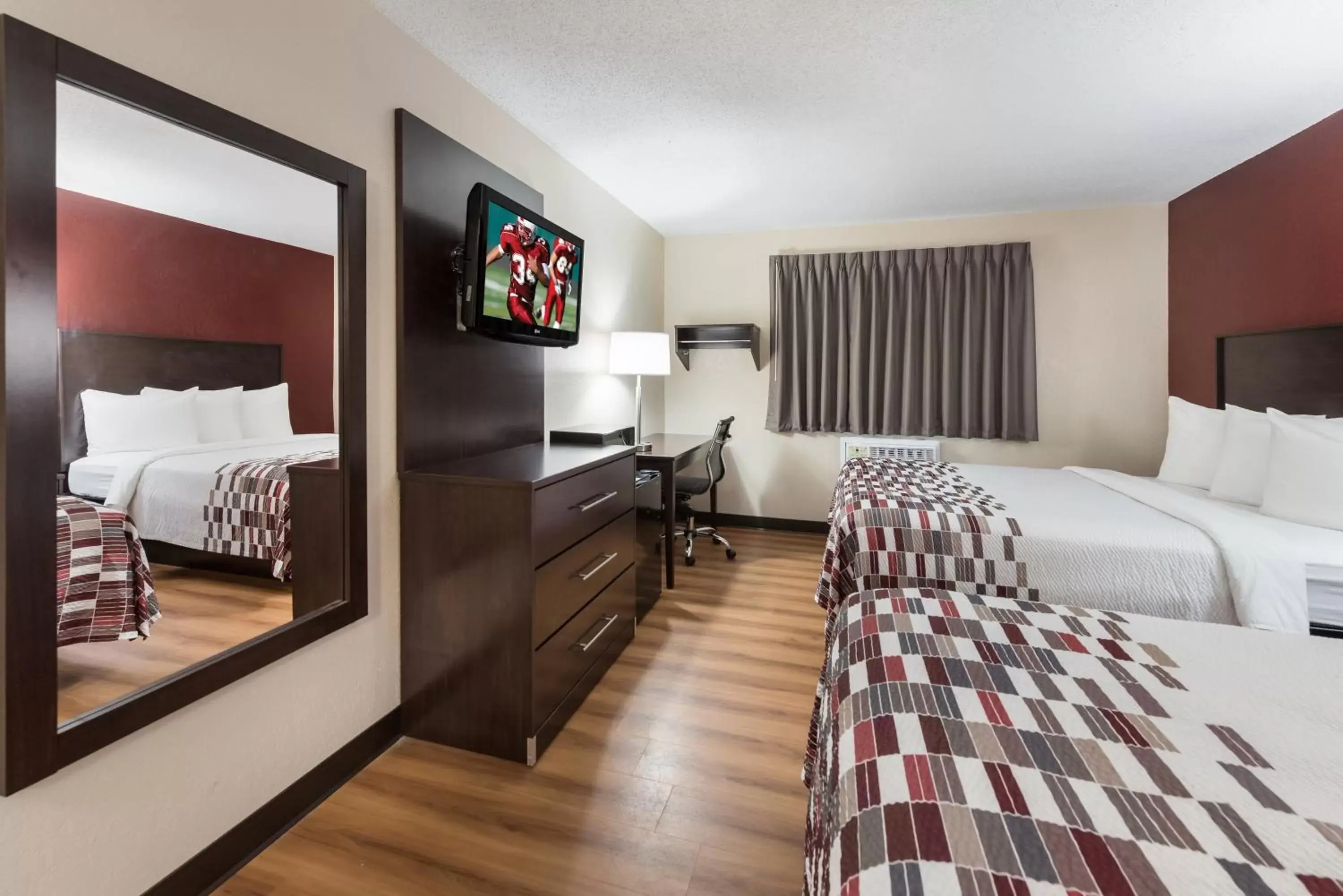 Photo of the whole room, TV/Entertainment Center in Red Roof Inn Findlay