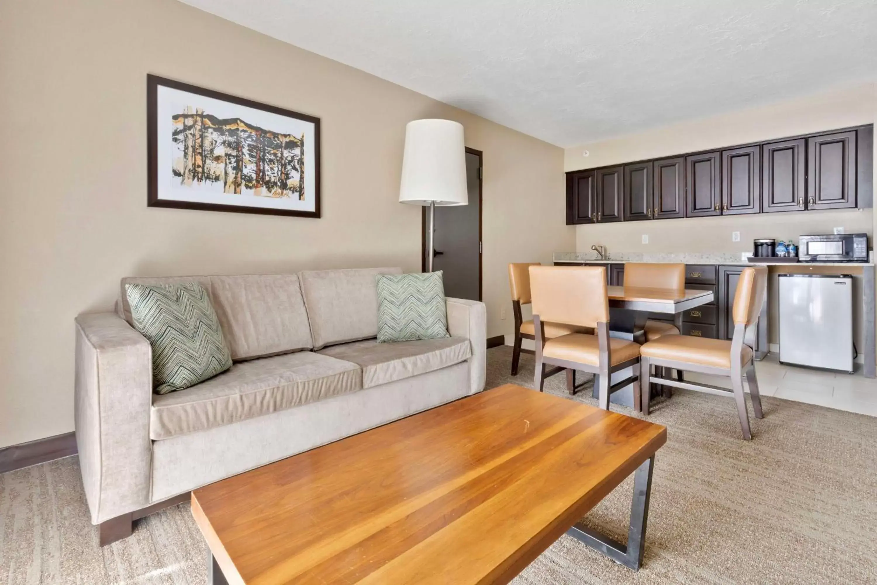 Kitchen or kitchenette, Seating Area in DoubleTree by Hilton Park City - The Yarrow