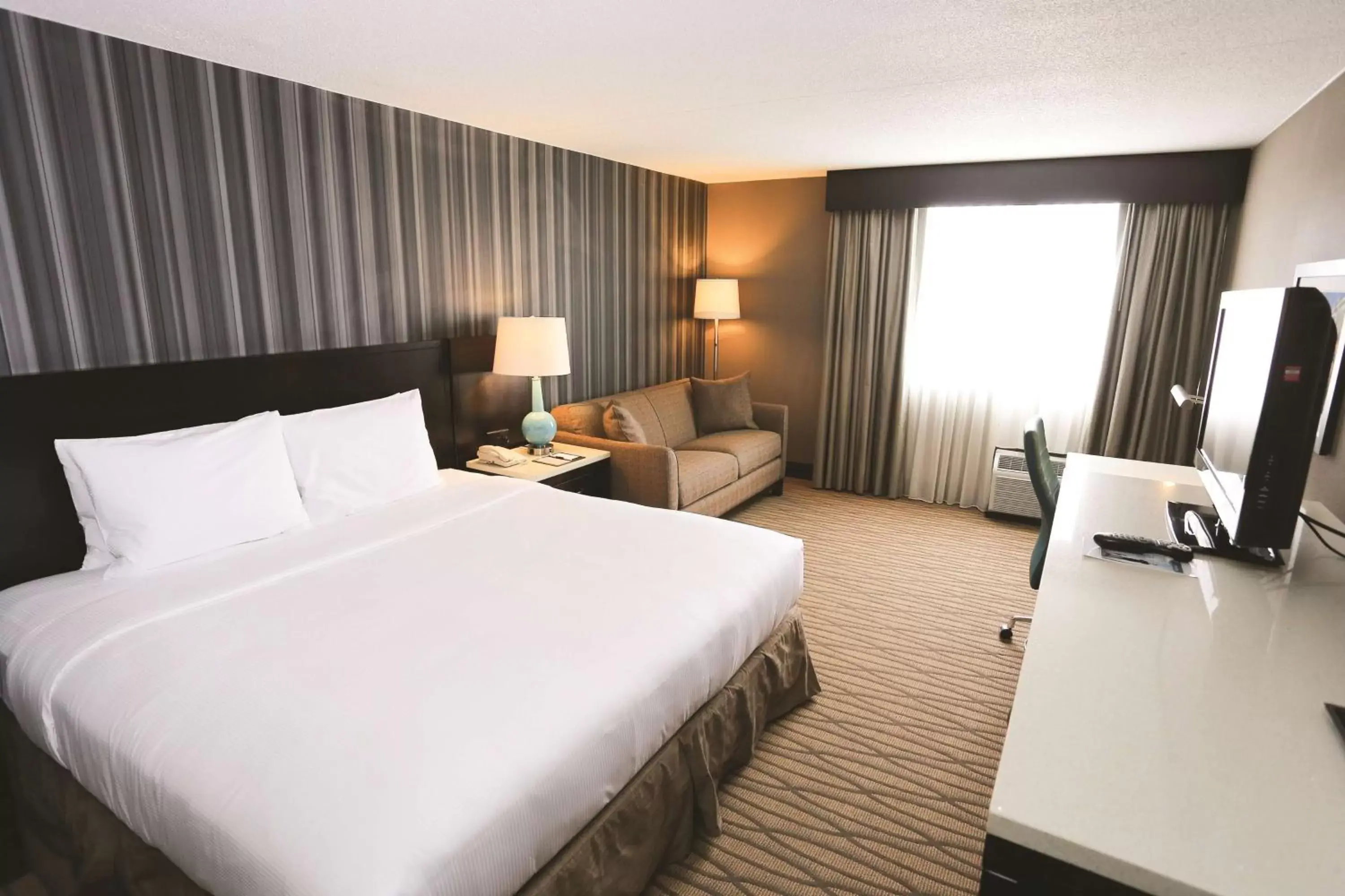 Bedroom, Bed in DoubleTree by Hilton Cleveland – Westlake