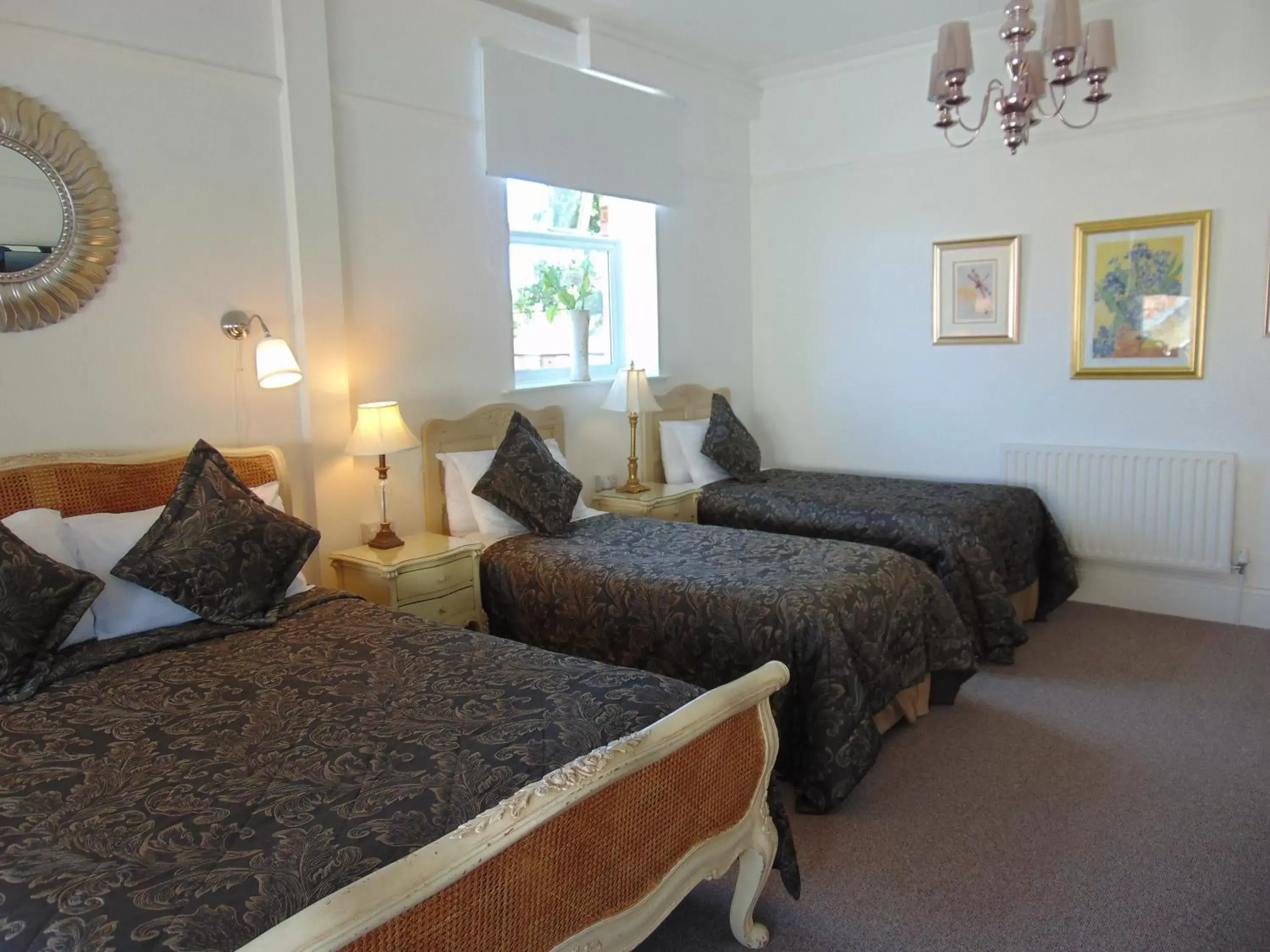 Photo of the whole room, Bed in Holywell House