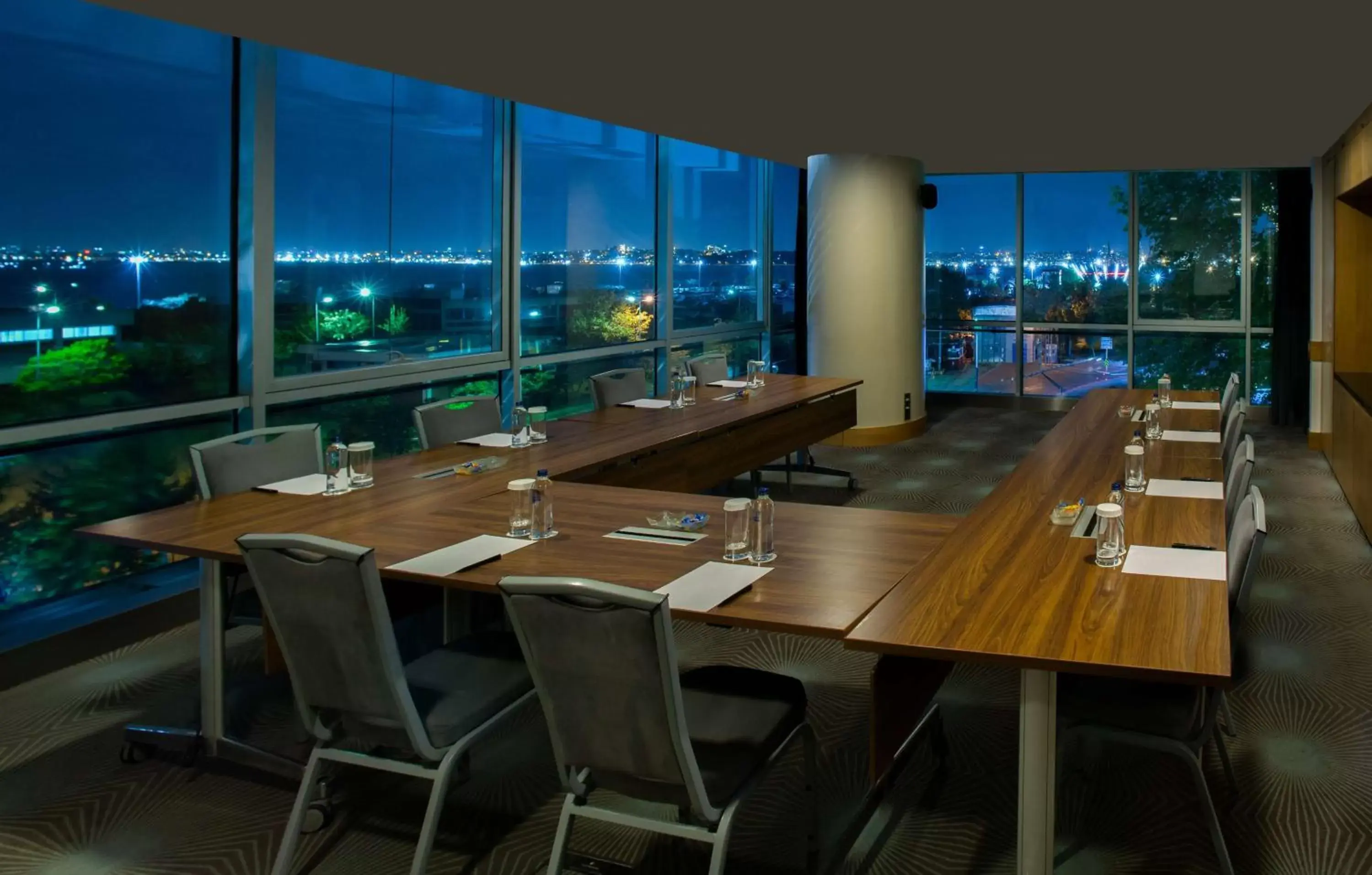 Meeting/conference room, Restaurant/Places to Eat in DoubleTree By Hilton Istanbul - Moda