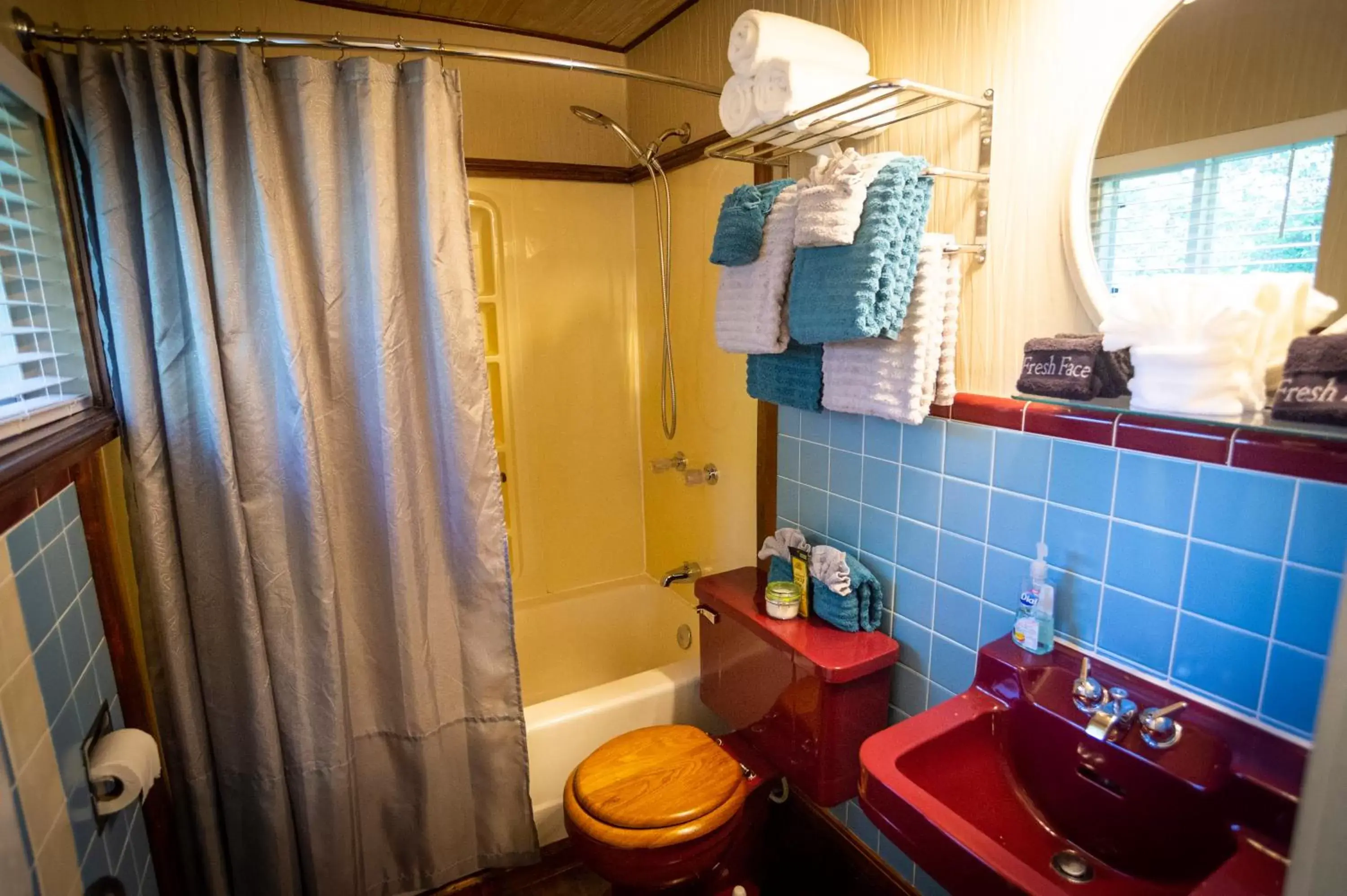 Shower, Bathroom in Sherwood Court Cottages