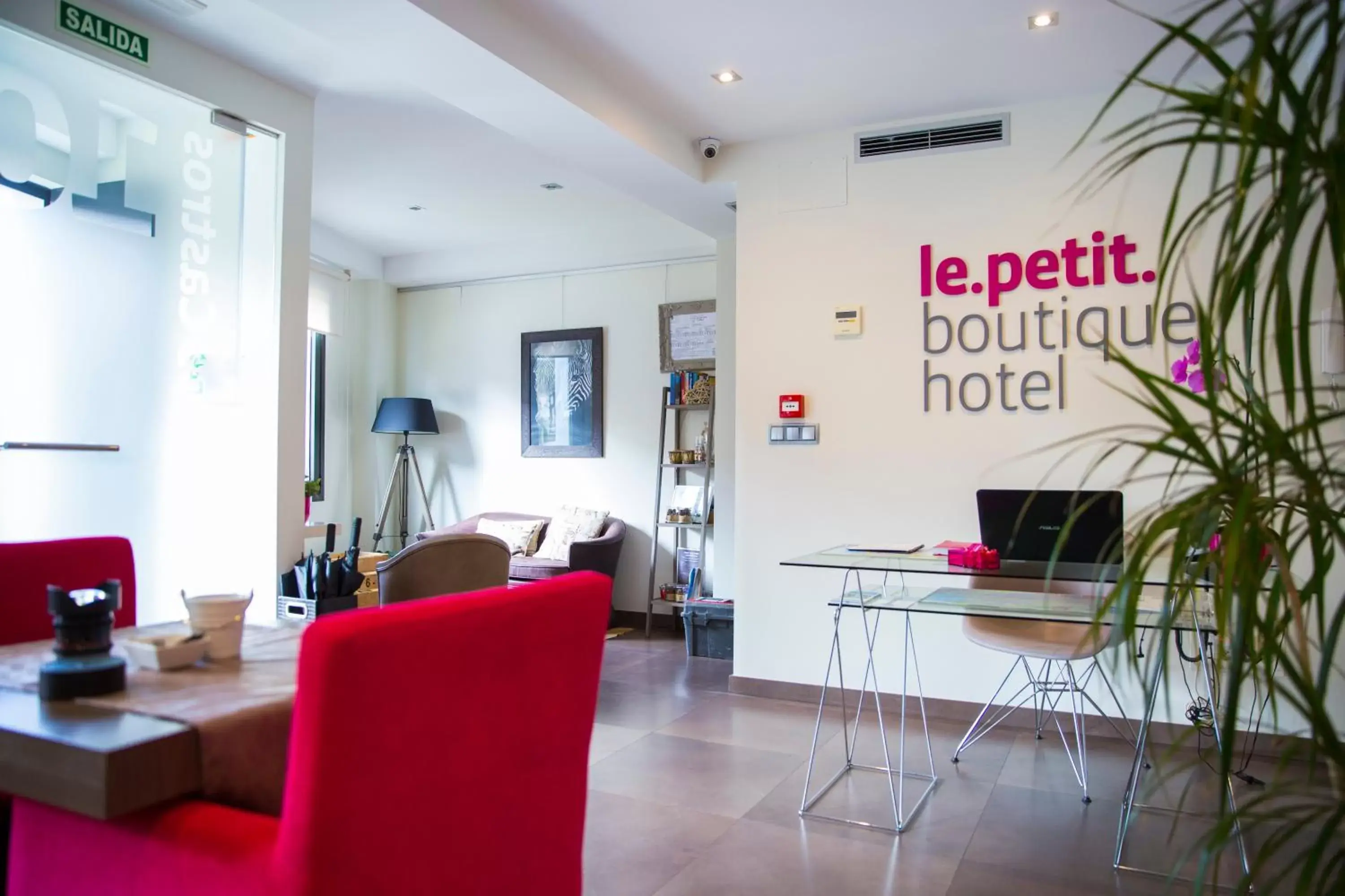 Lobby or reception, Lounge/Bar in Le Petit Boutique Hotel