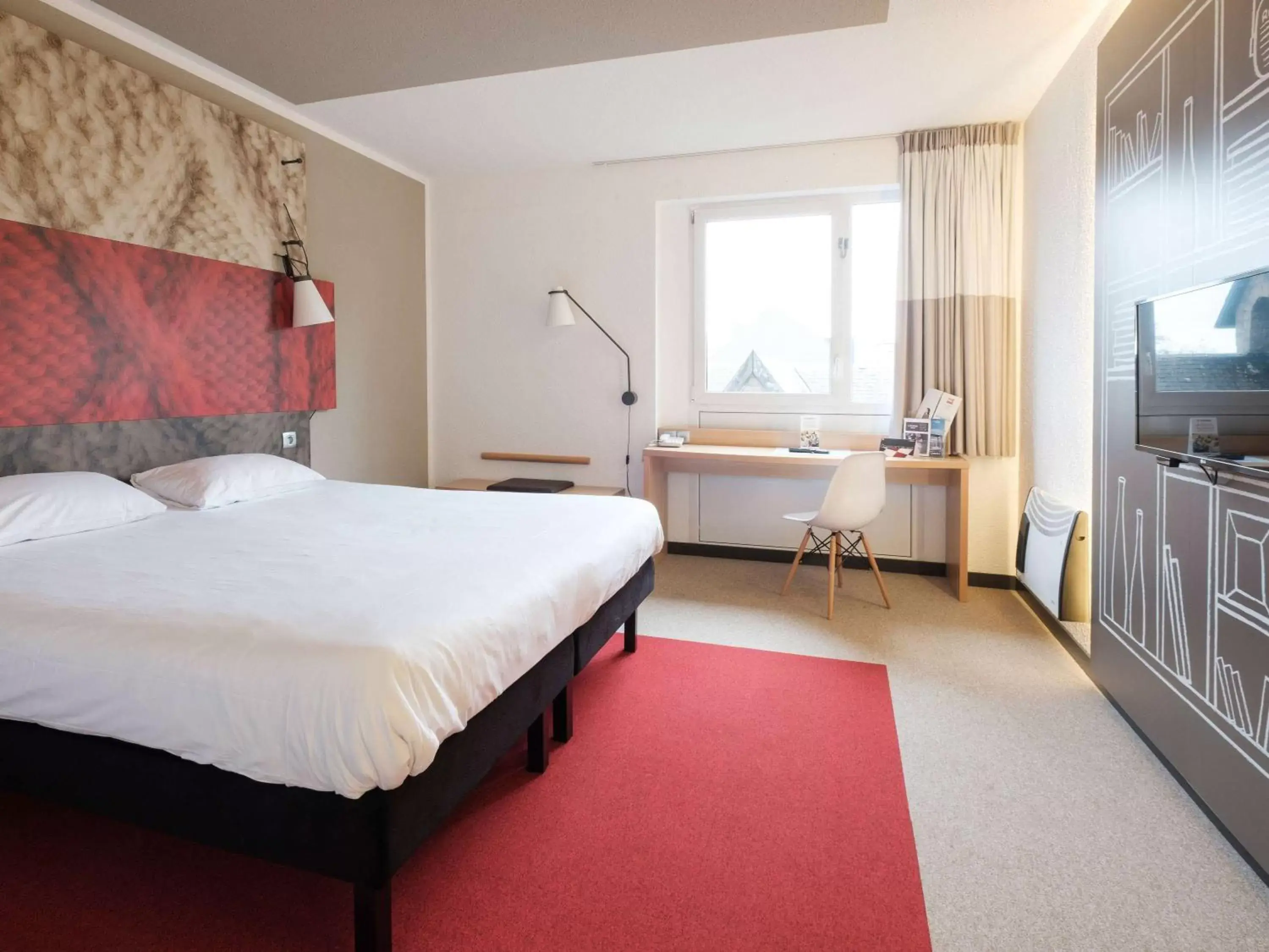 Photo of the whole room, Bed in ibis Mons Centre Gare