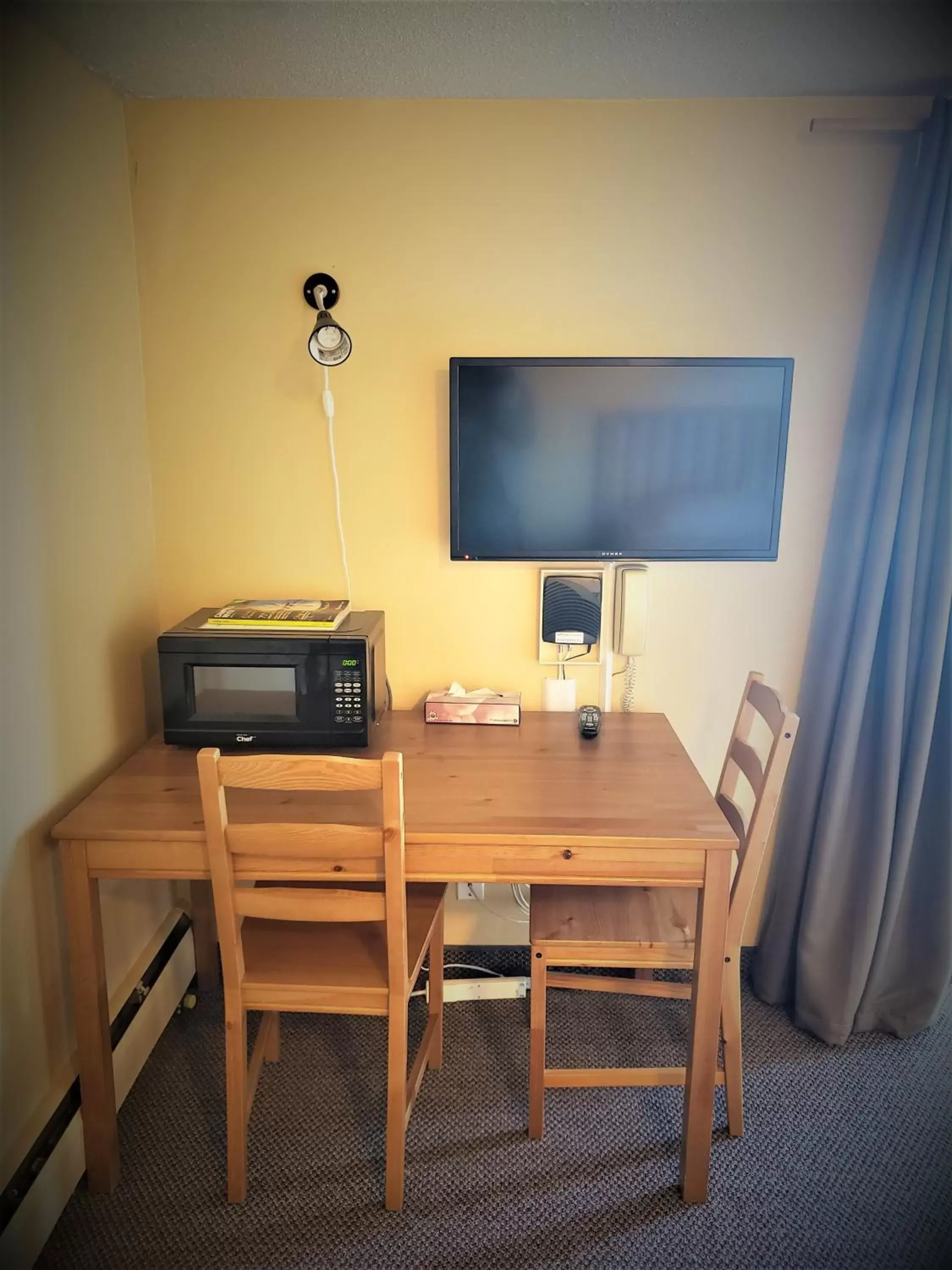 Dining area, TV/Entertainment Center in Above Tide Motel