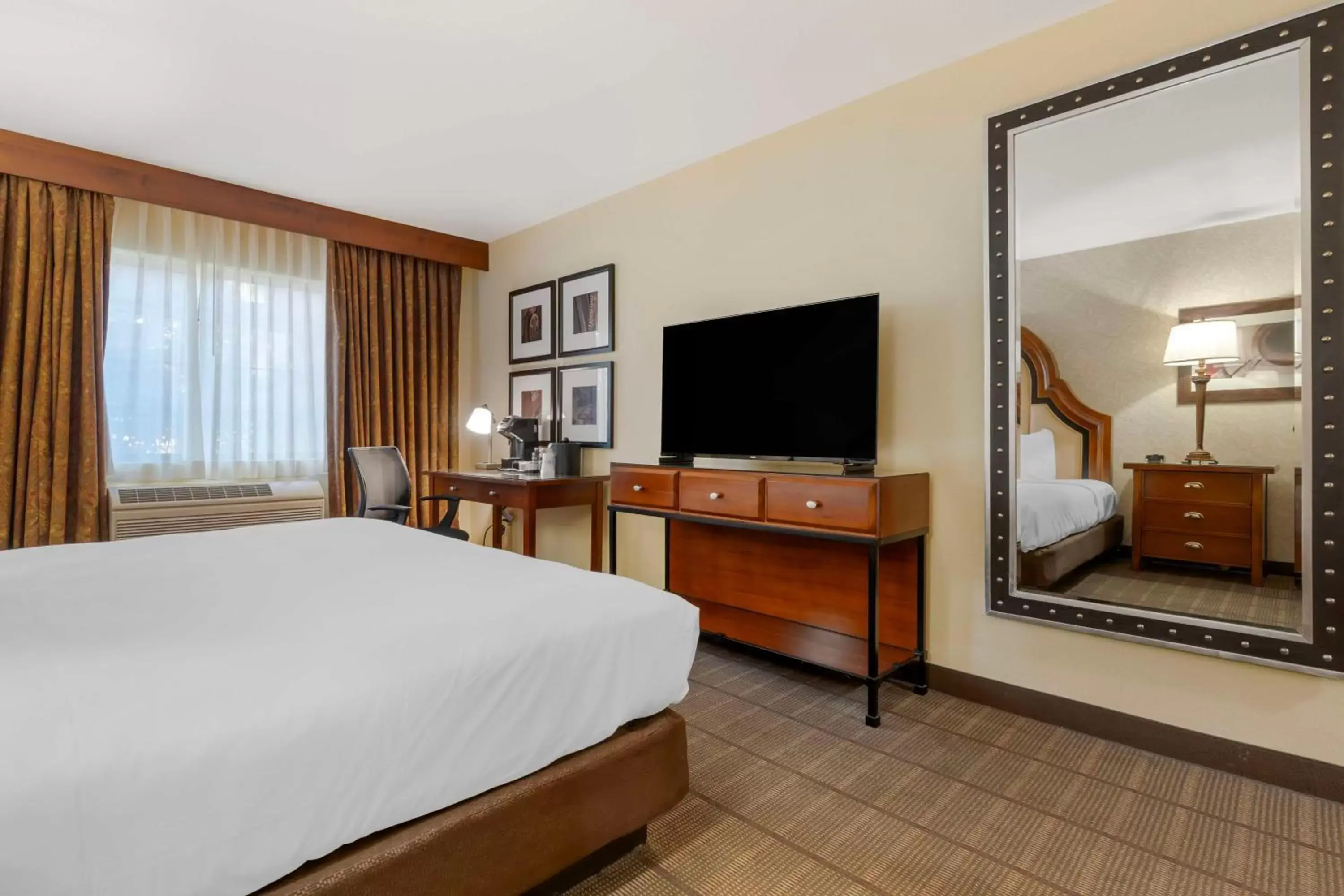 Bedroom, TV/Entertainment Center in Best Western Plus Boomtown Casino Hotel