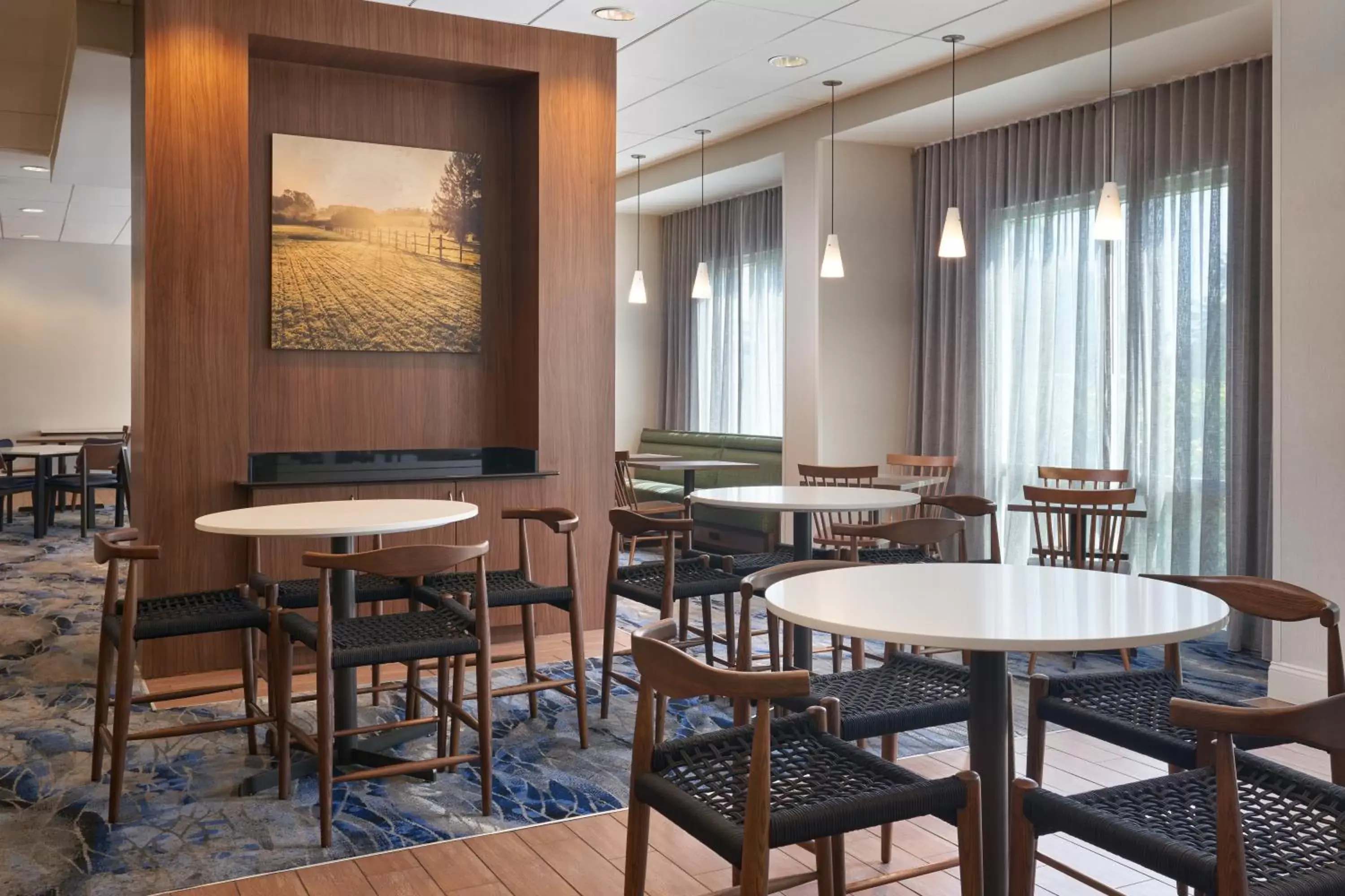 Seating area, Restaurant/Places to Eat in Fairfield Inn & Suites by Marriott Orlando International Drive/Convention Center