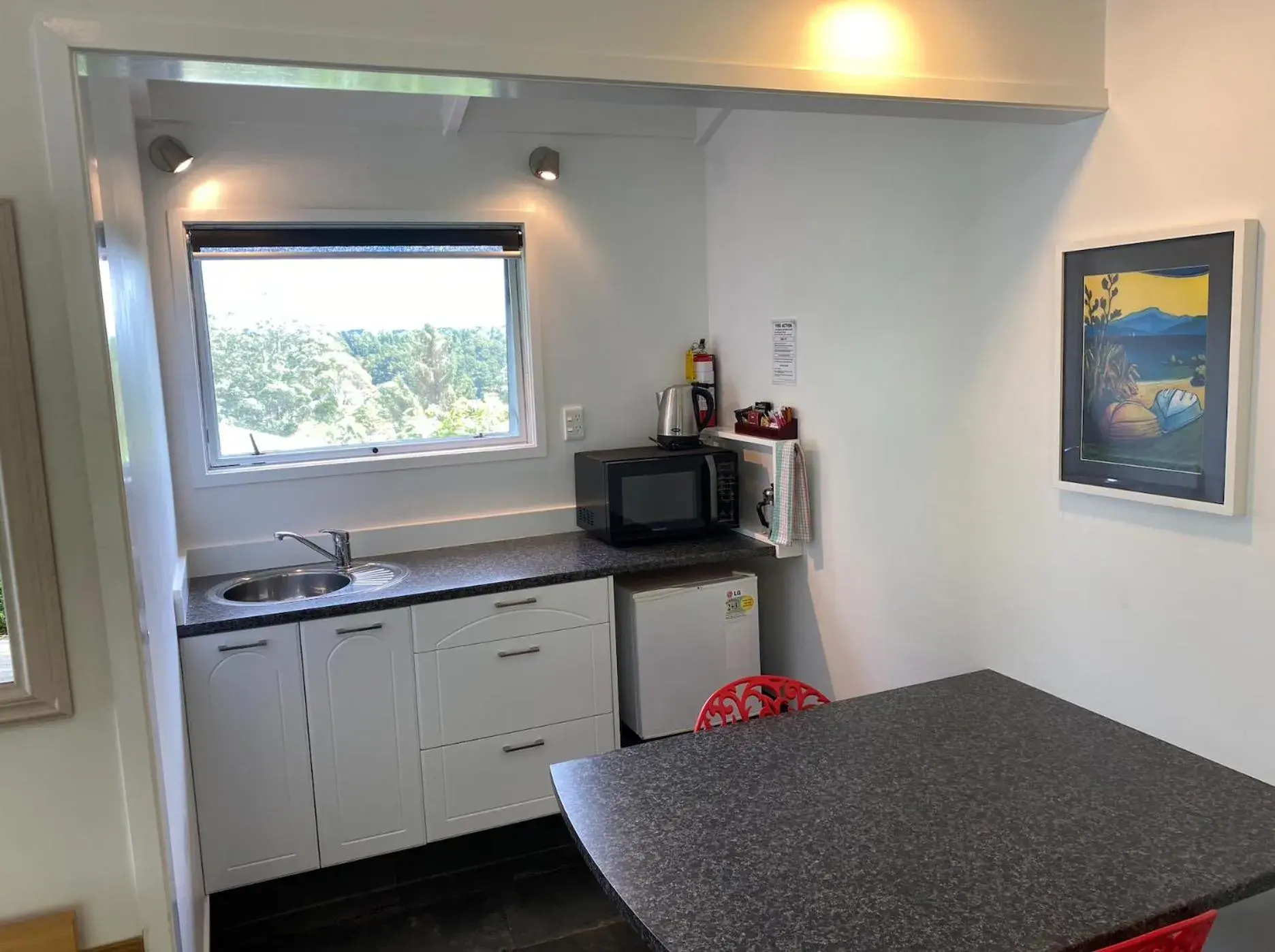 Kitchen/Kitchenette in Colonial House Motel