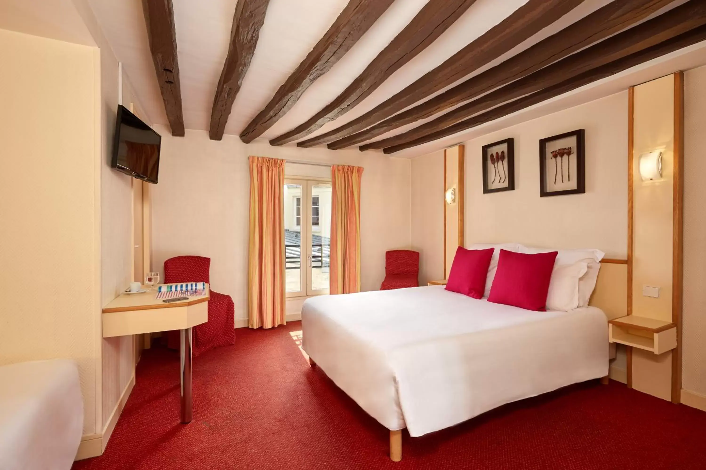 Photo of the whole room, Bed in Hotel Antin Saint-Georges
