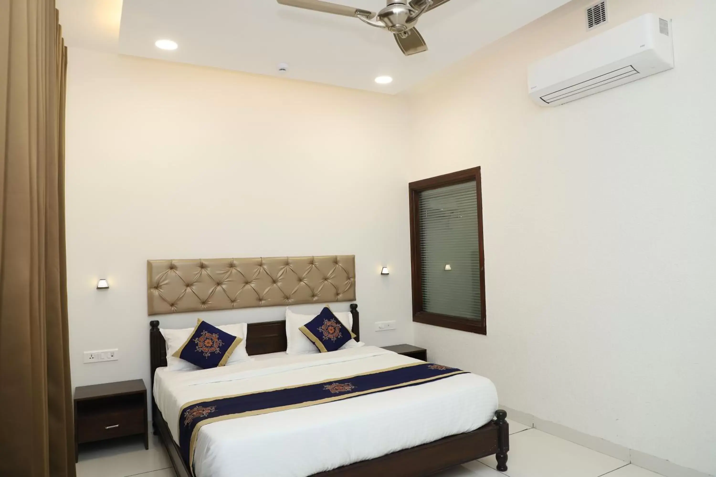 Bedroom, Bed in Clover Inn Bedroom, Bed in Clover Inn