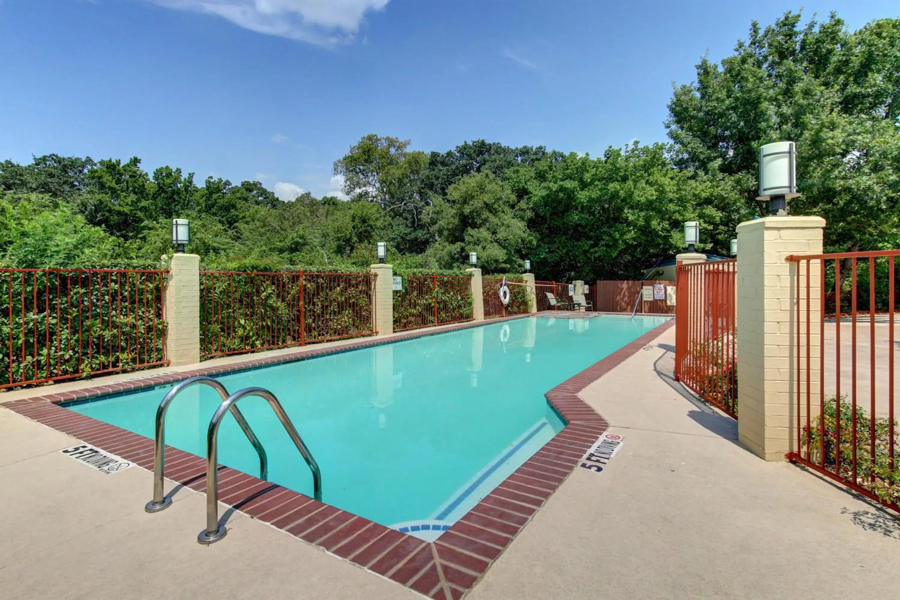 Day, Swimming Pool in Motel 6-Arlington, TX