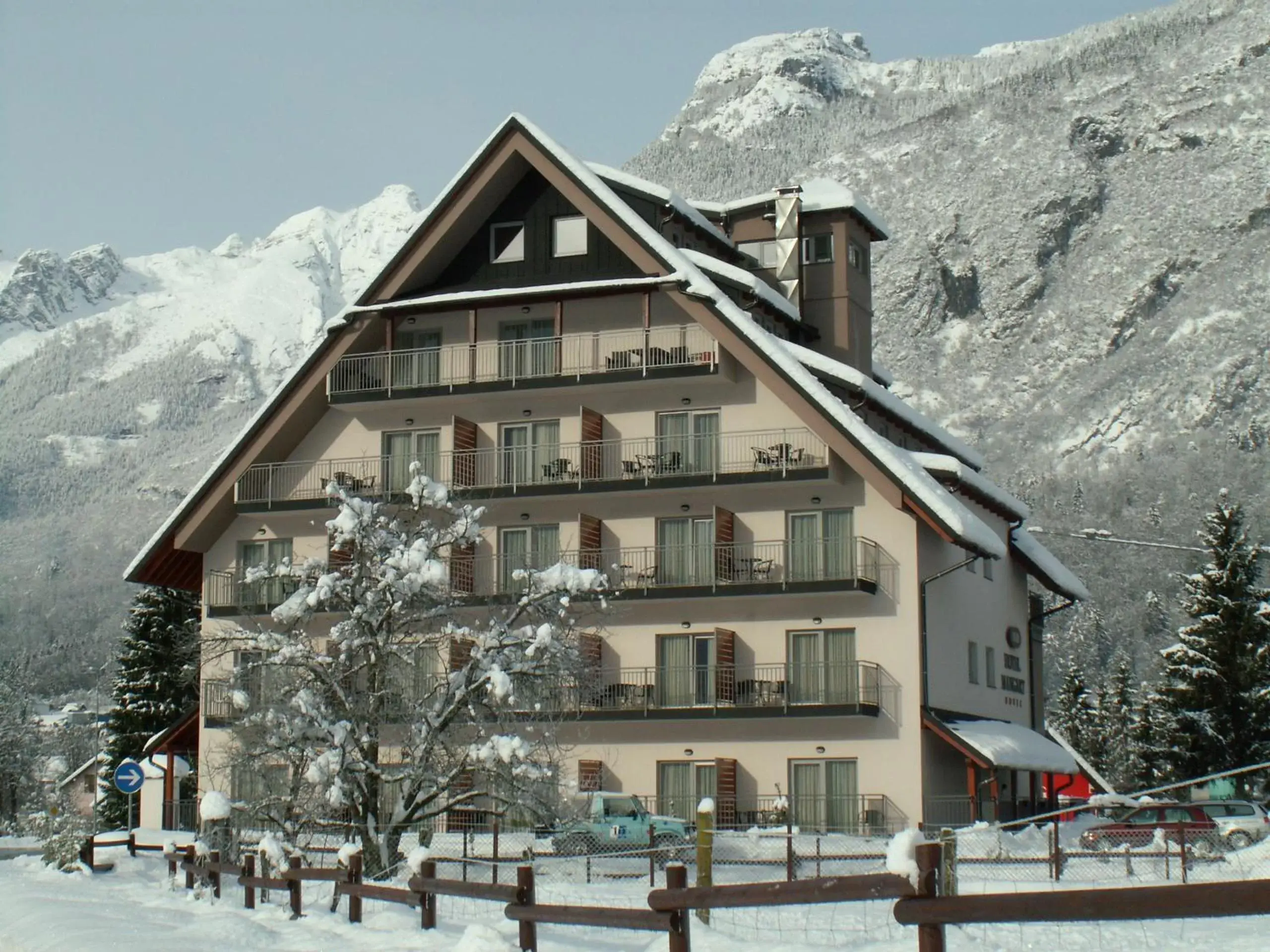 Facade/entrance, Winter in Hotel Mangart