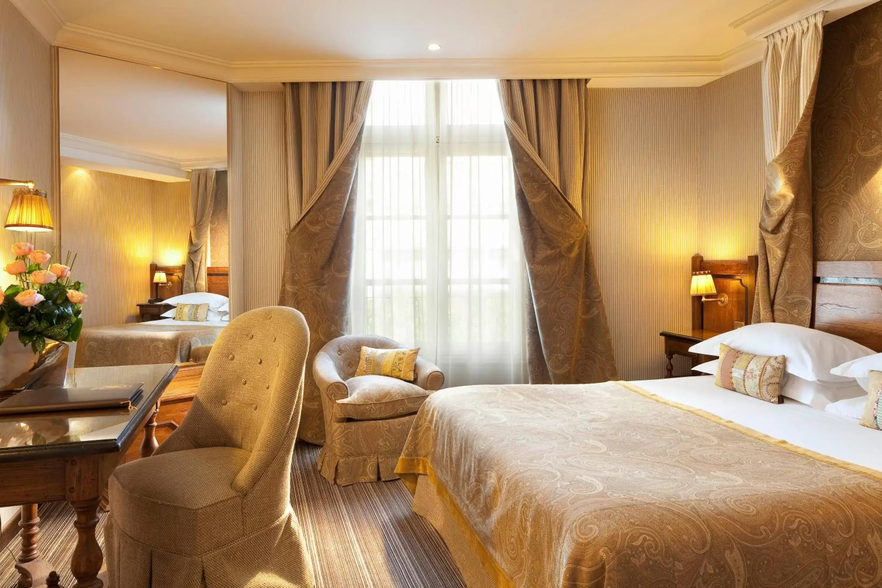 Photo of the whole room, Bed in Au Manoir Saint Germain