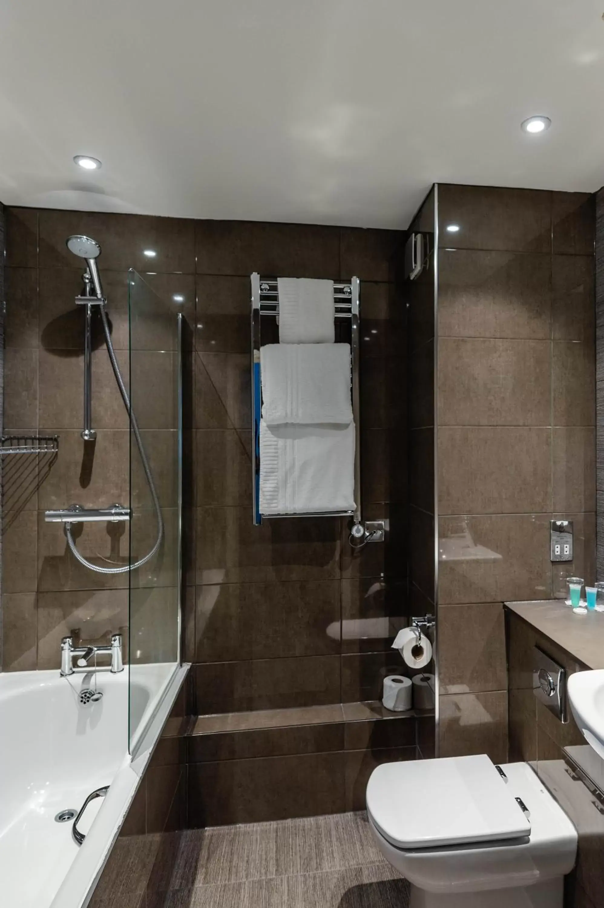 Shower, Bathroom in Southcrest Manor Hotel; BW Signature Collection
