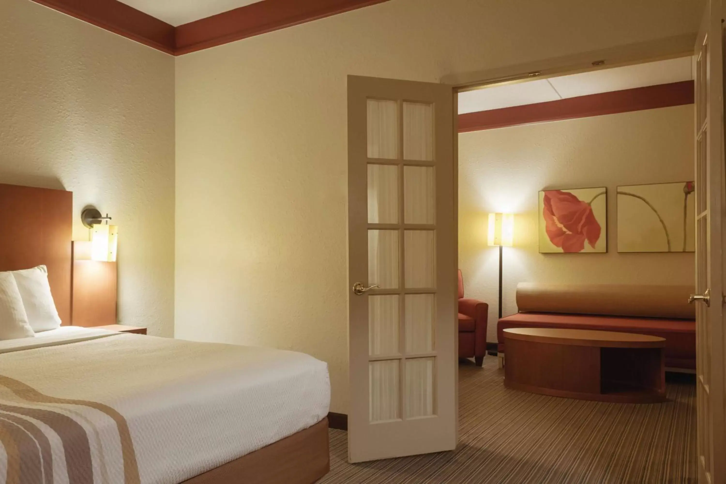 Photo of the whole room, Bed in La Quinta by Wyndham Atlanta Ballpark/Galleria