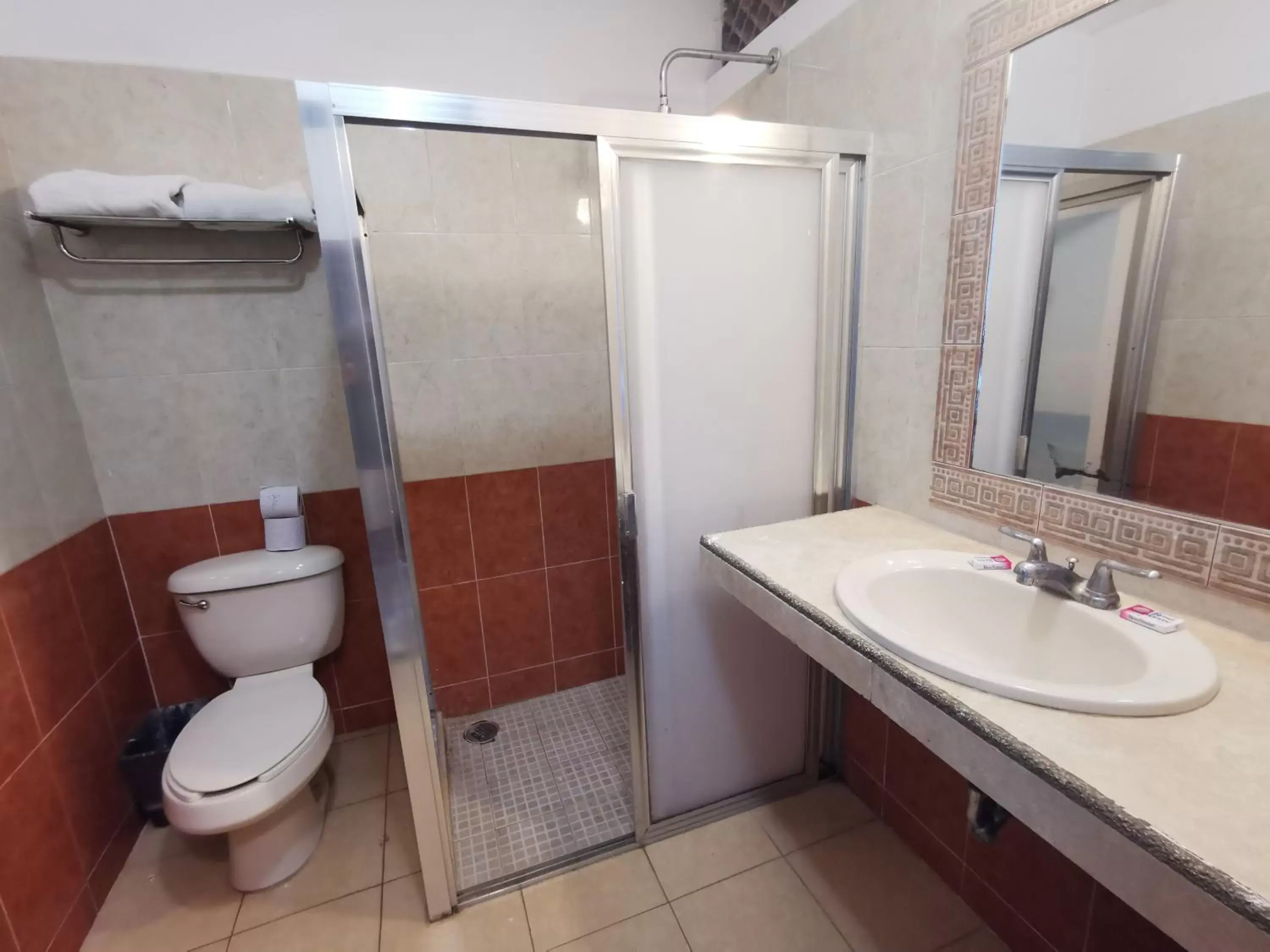 Shower, Bathroom in Hotel Las Dalias Inn