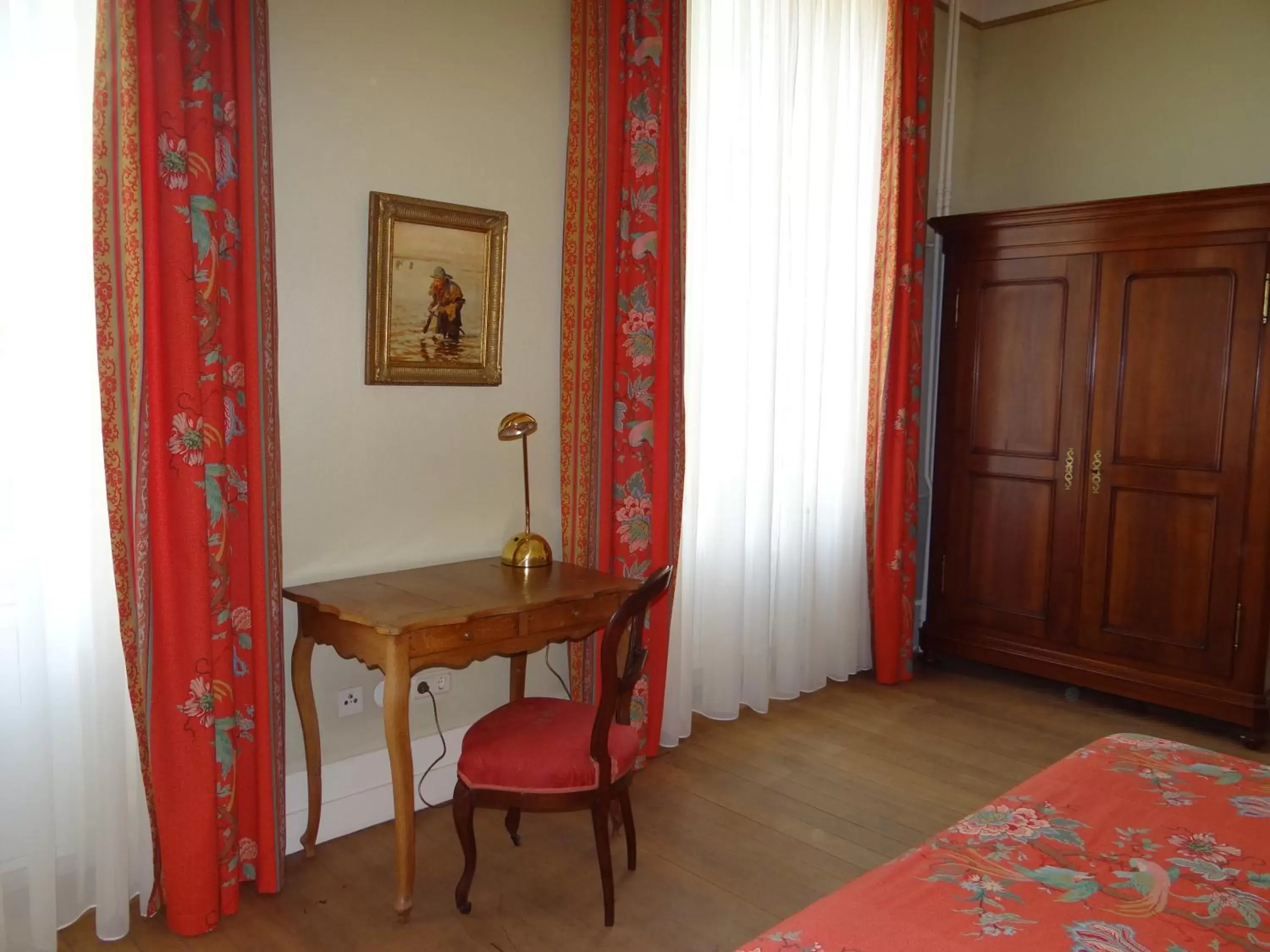 Bed, Dining Area in Château Mesny
