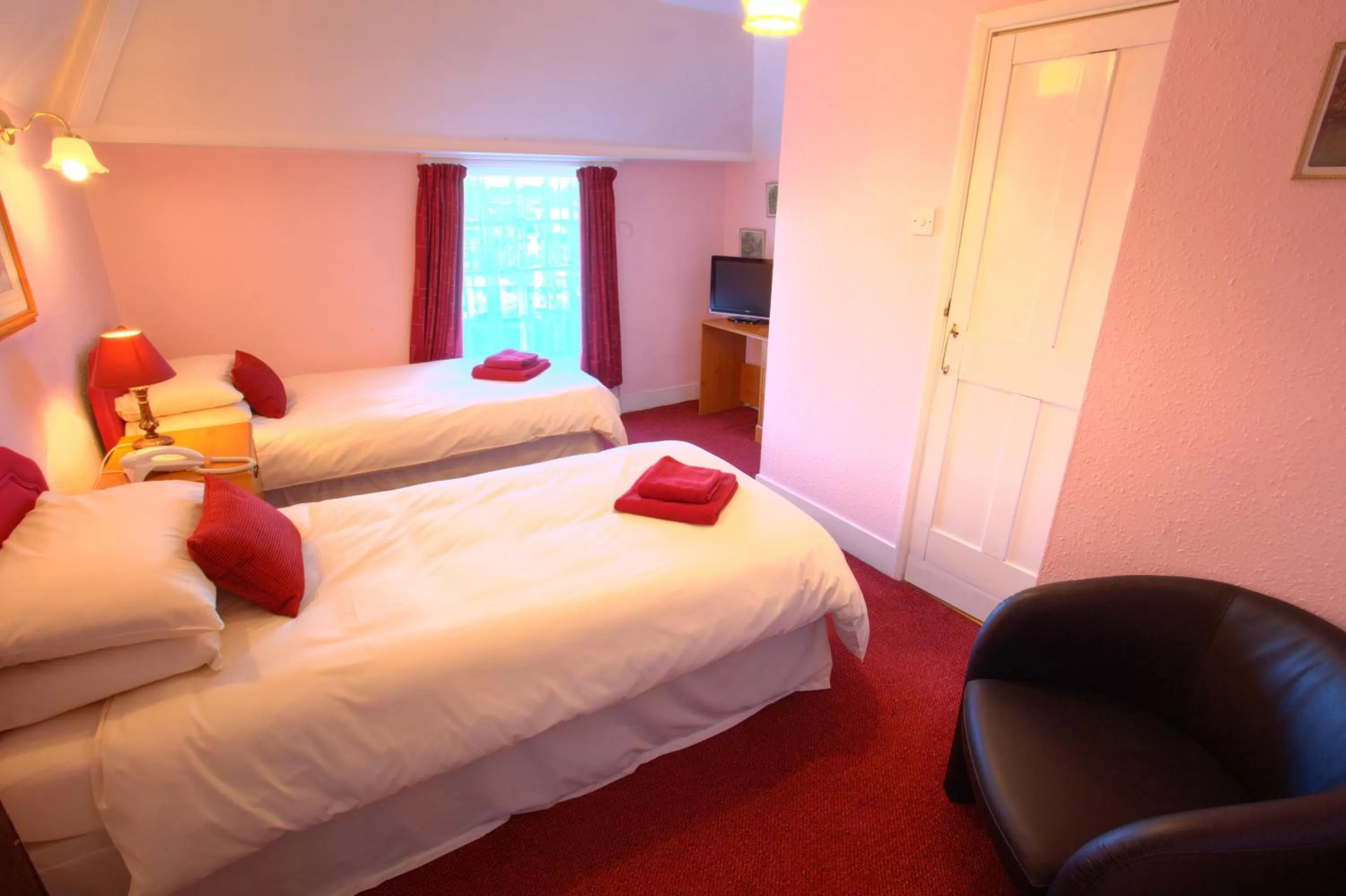 Photo of the whole room, Bed in Kings Arms Hotel