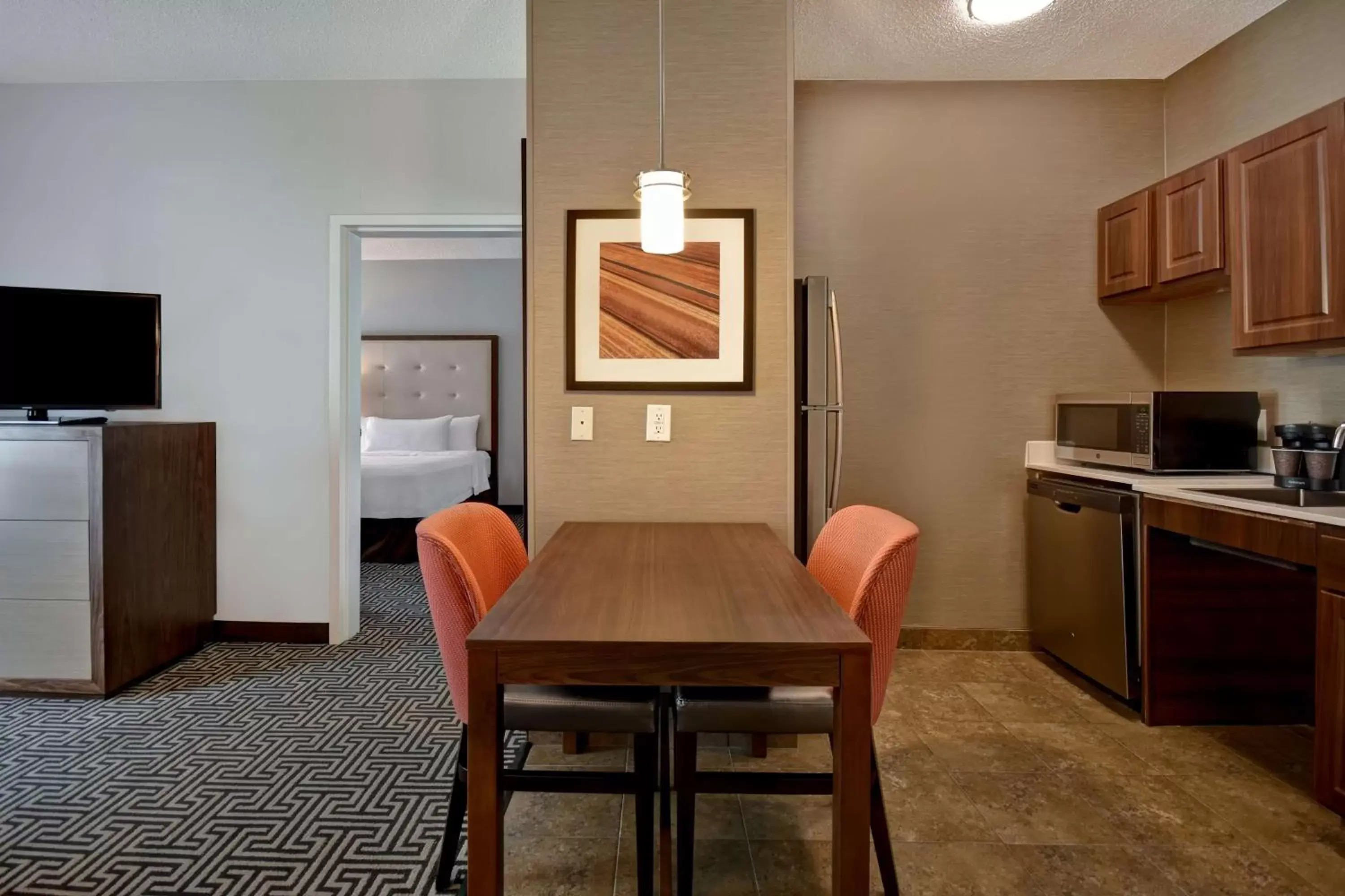 Kitchen or kitchenette, Dining Area in Homewood Suites By Hilton HOU Intercontinental Airport