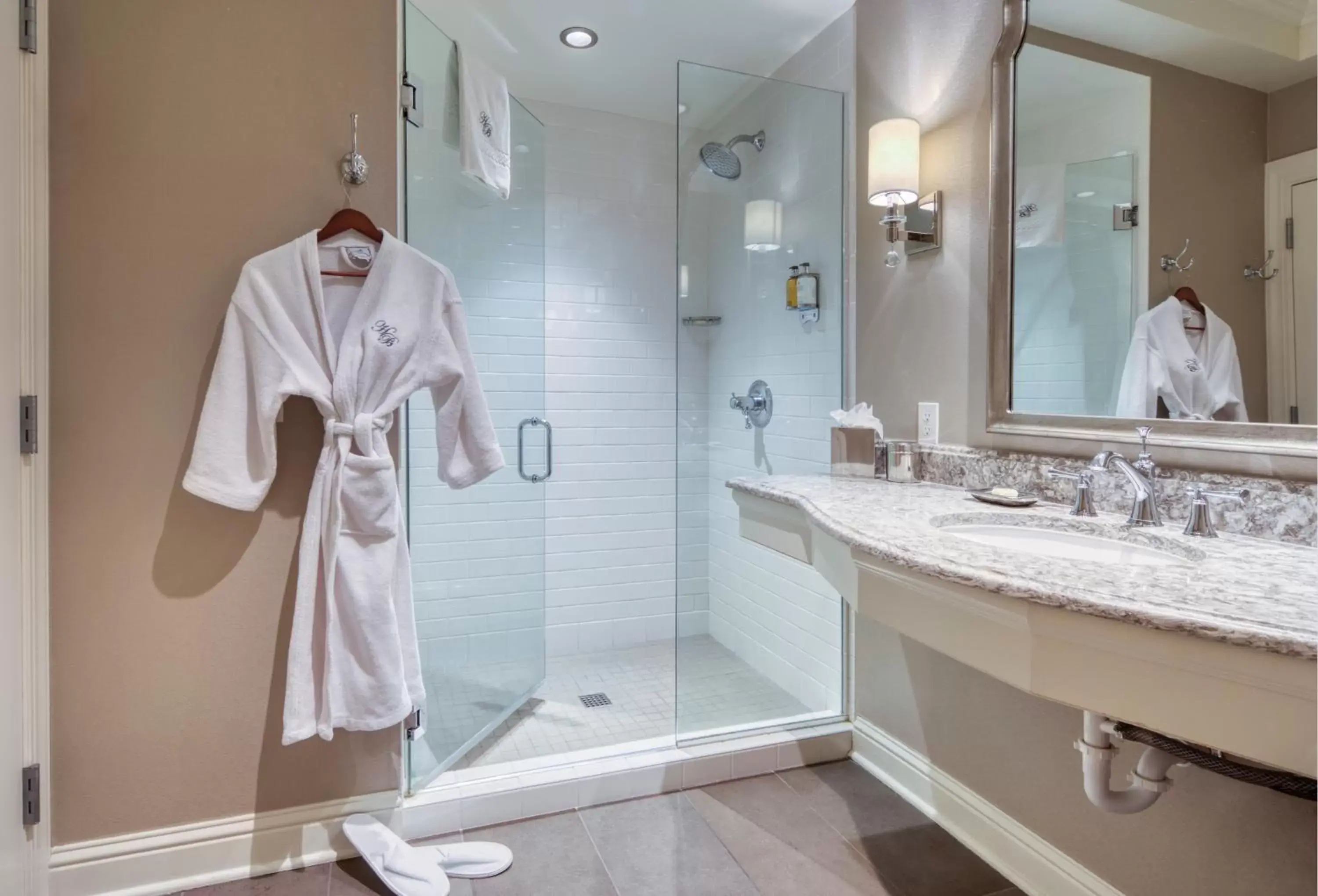 Shower, Bathroom in Hotel Ballard