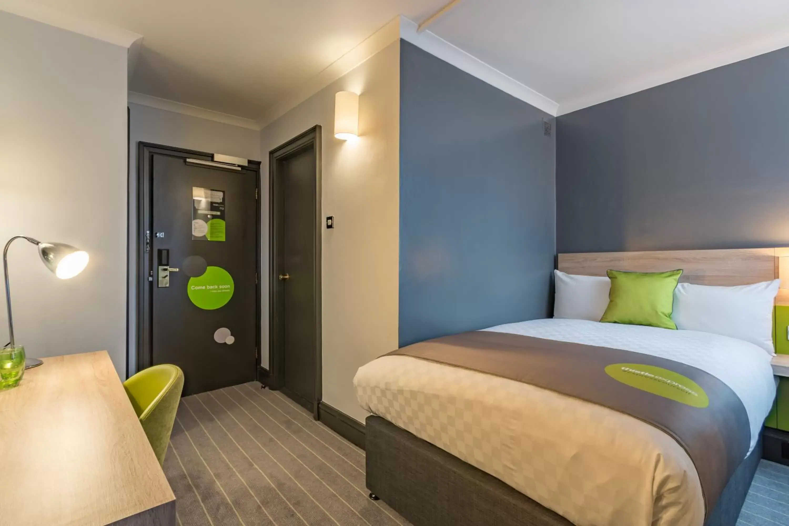 Shower, Bed in Thistle Express London, Luton