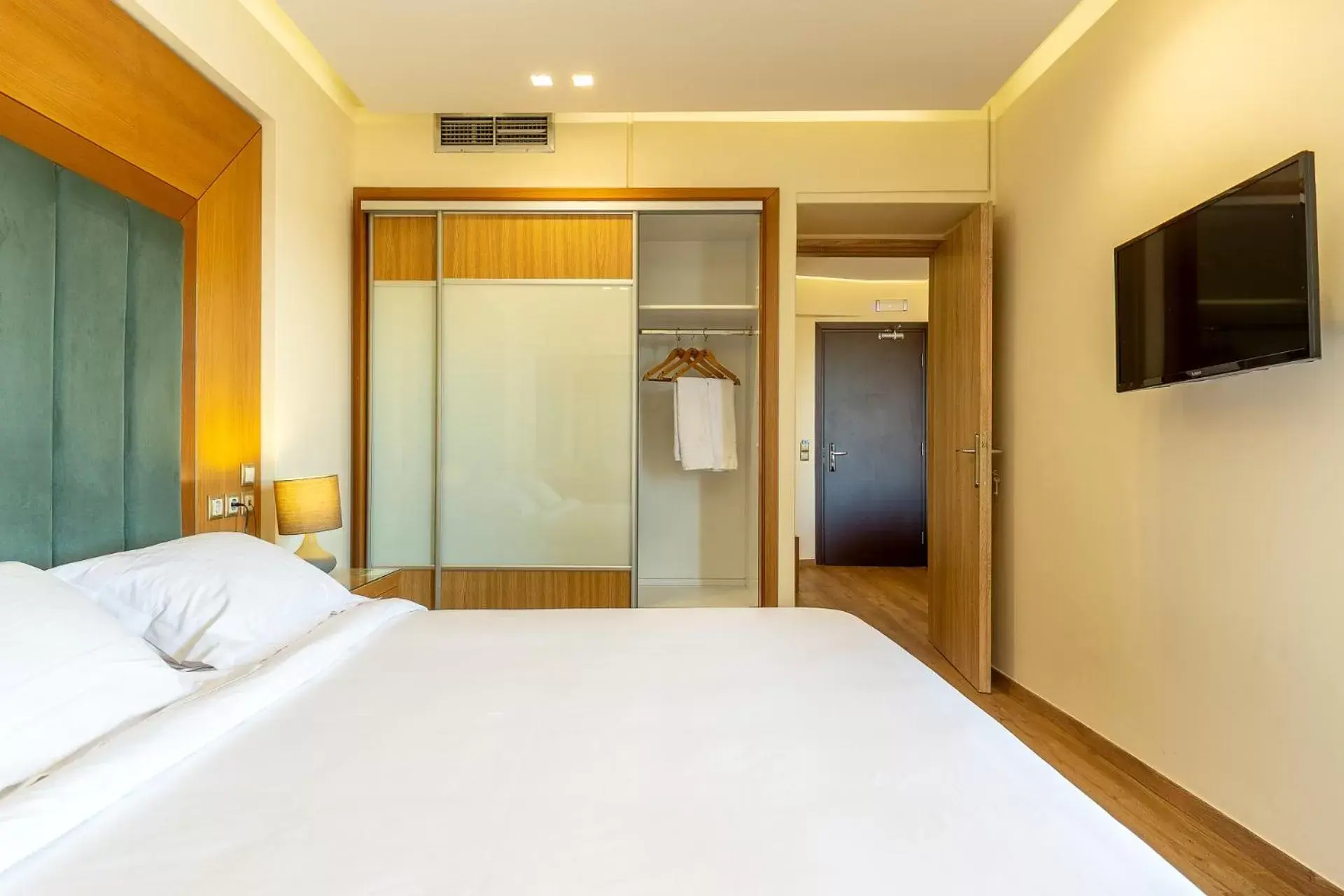 Bedroom, Bed in Oasis Hotel Apartments