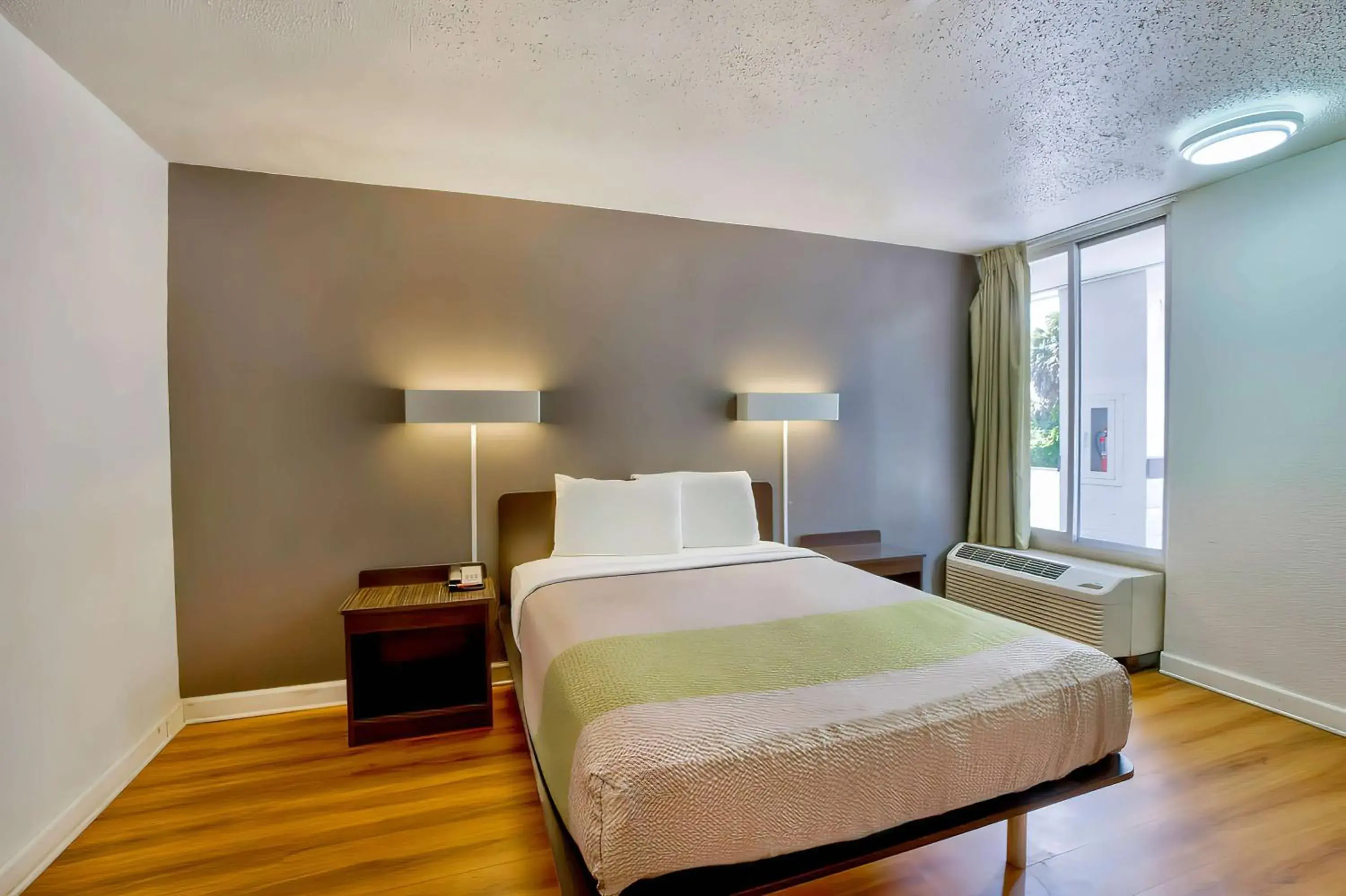 Bedroom, Bed in Studio 6 Gainesville, Fl Bedroom, Bed in Studio 6 Gainesville, Fl