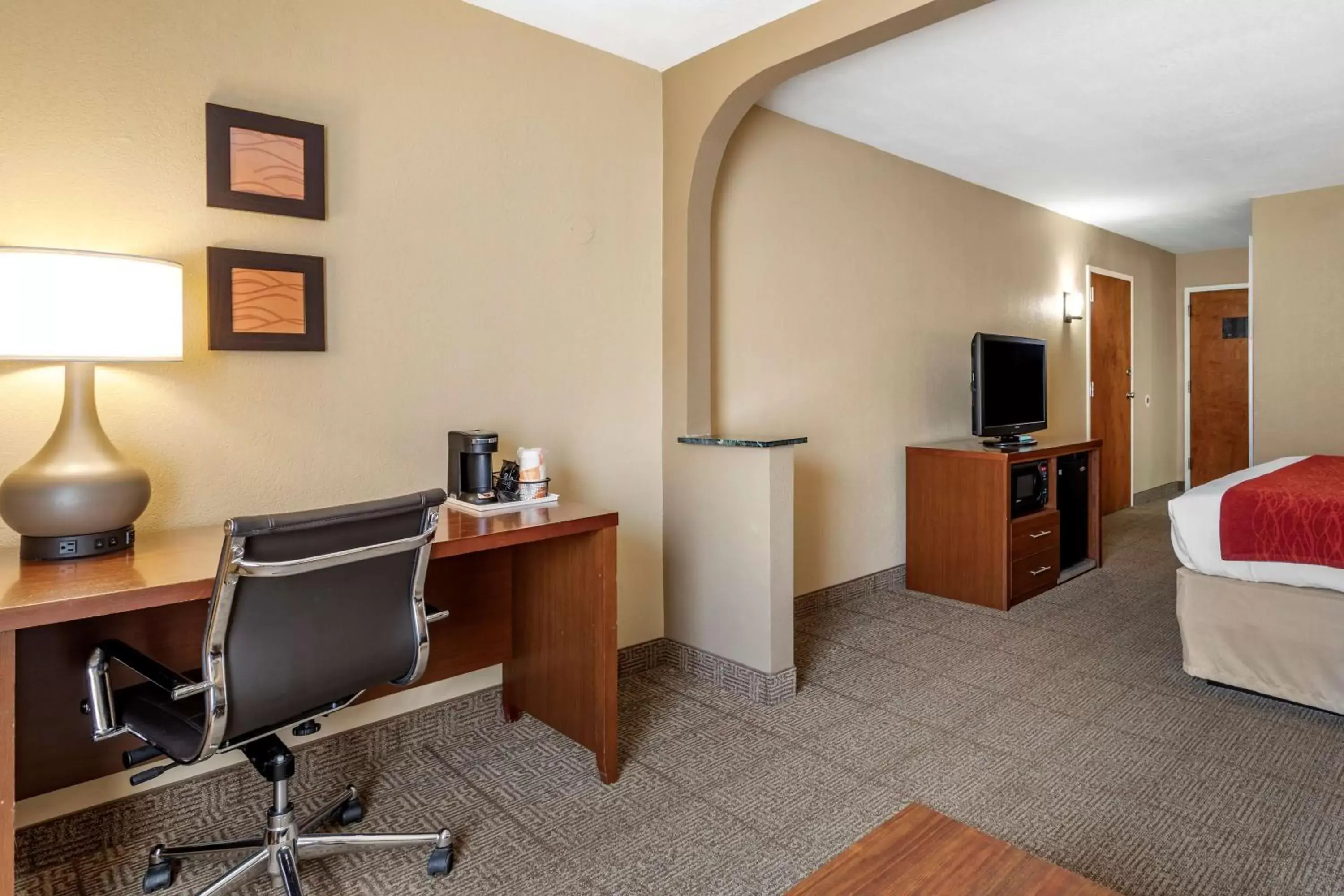 Photo of the whole room, TV/Entertainment Center in Comfort Inn Asheville Biltmore West