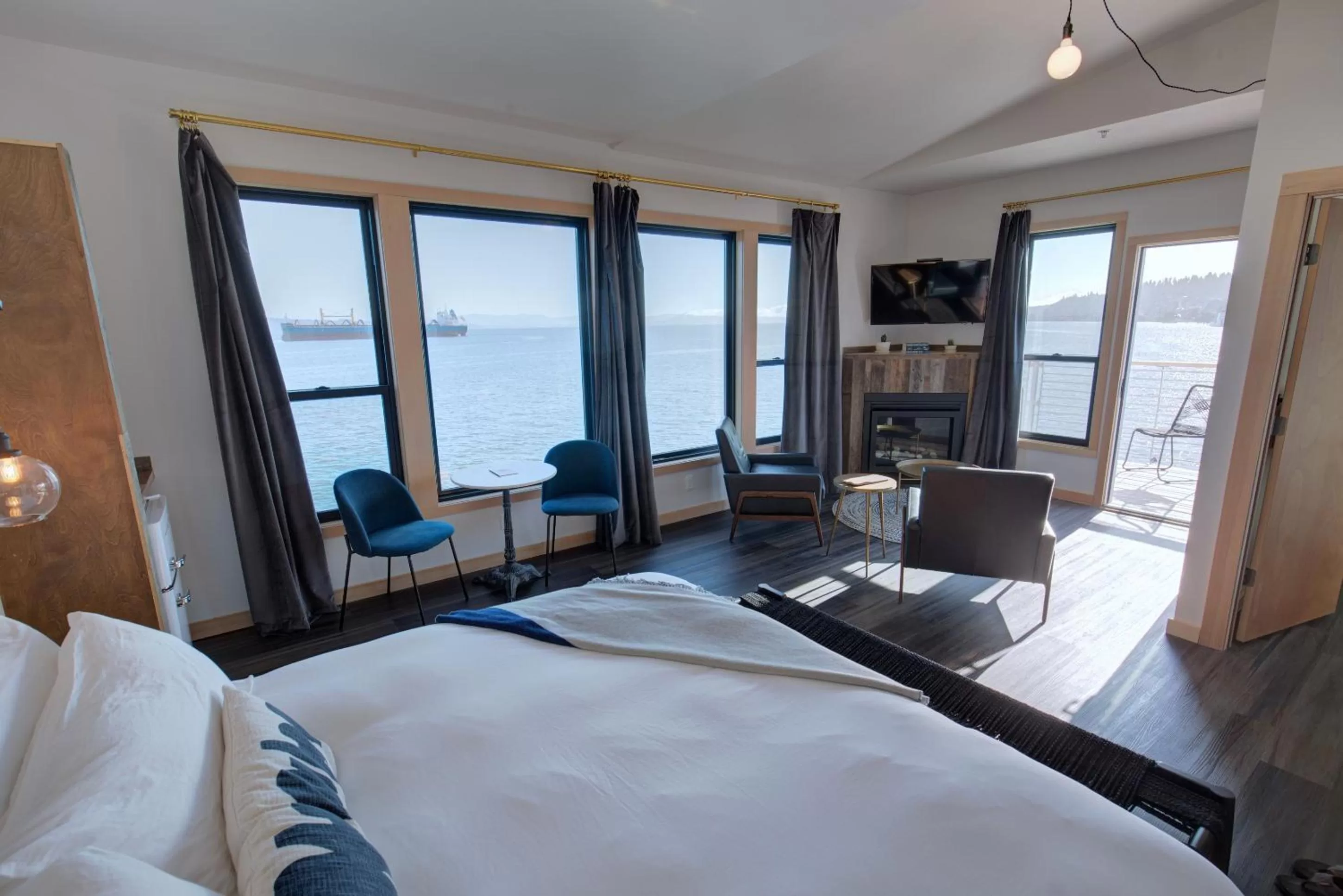 View (from property/room), Bed in Bowline Hotel