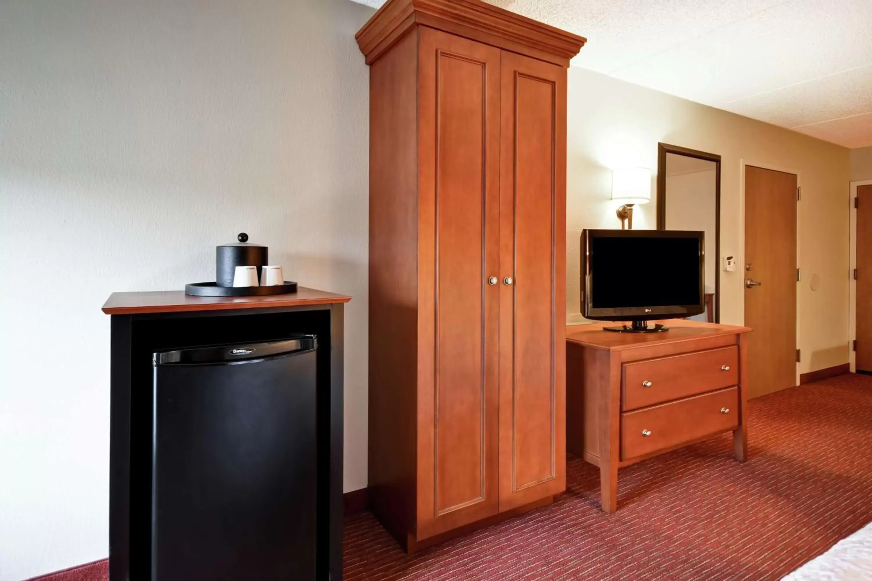 Bedroom, TV/Entertainment Center in Hampton Inn Louisville Airport Fair/Expo Center