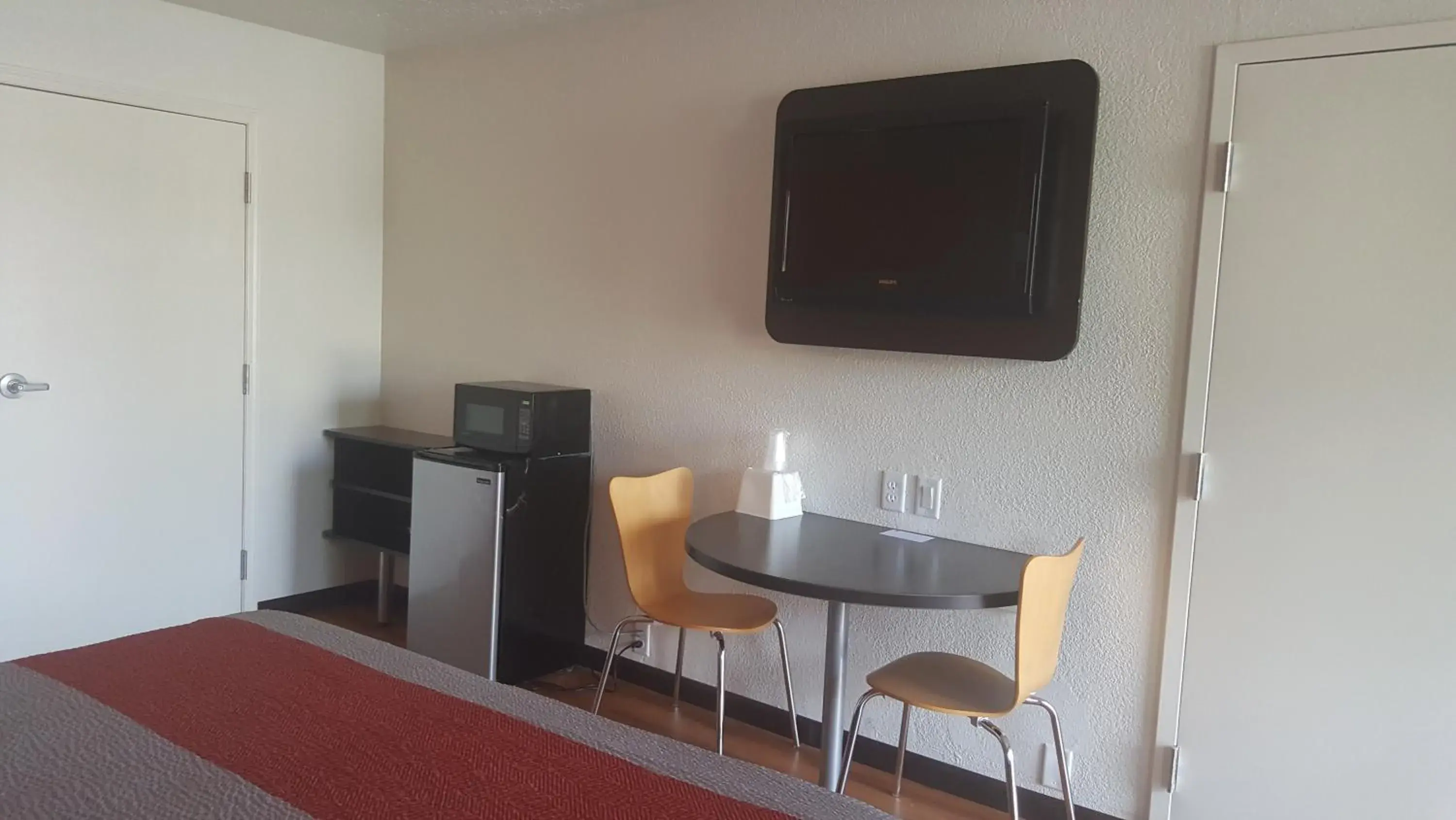 Kitchen or kitchenette, TV/Entertainment Center in Motel 6-Columbus, OH - OSU