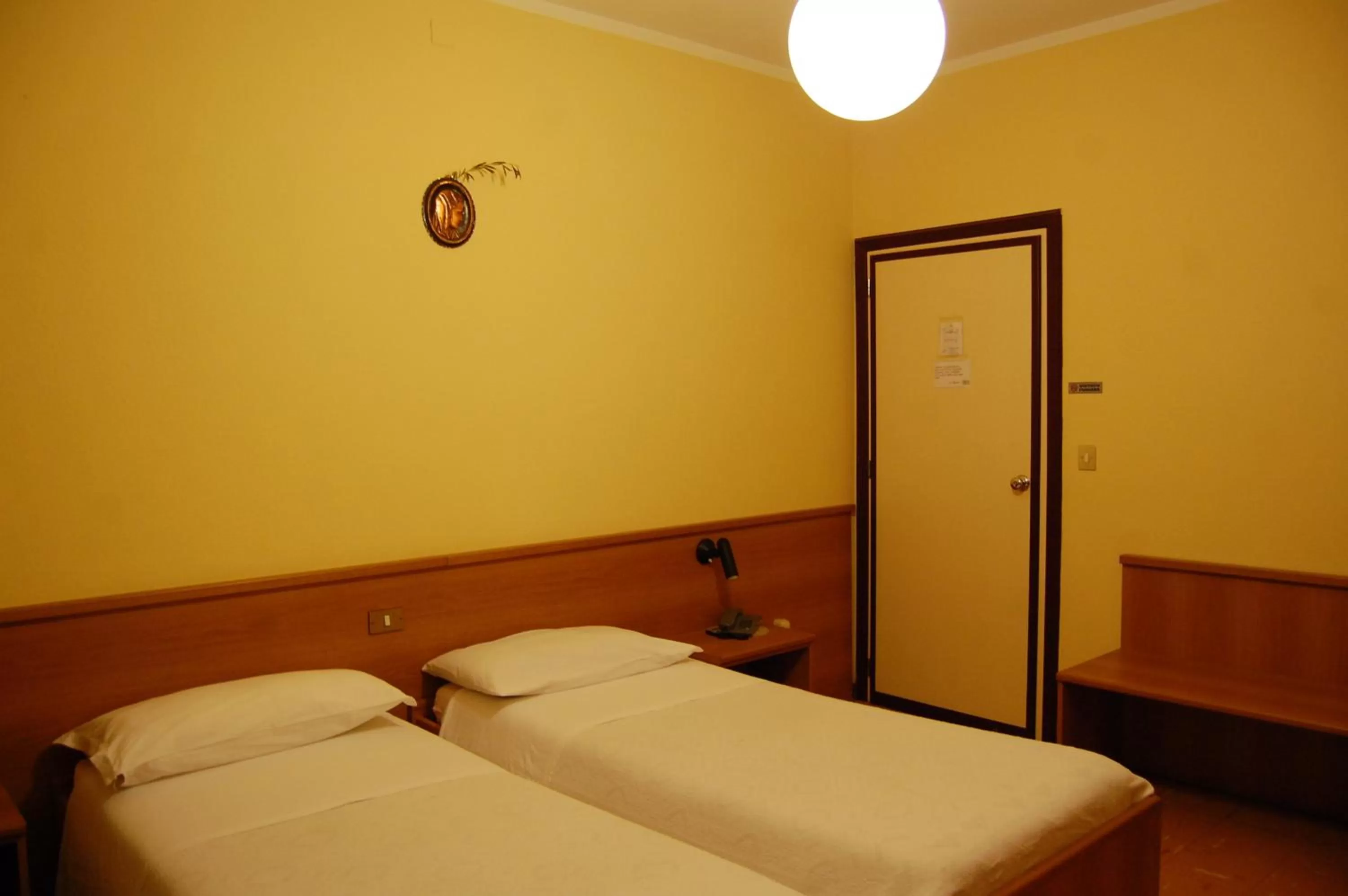 Bed in Albergo Motel Dosdè B&B