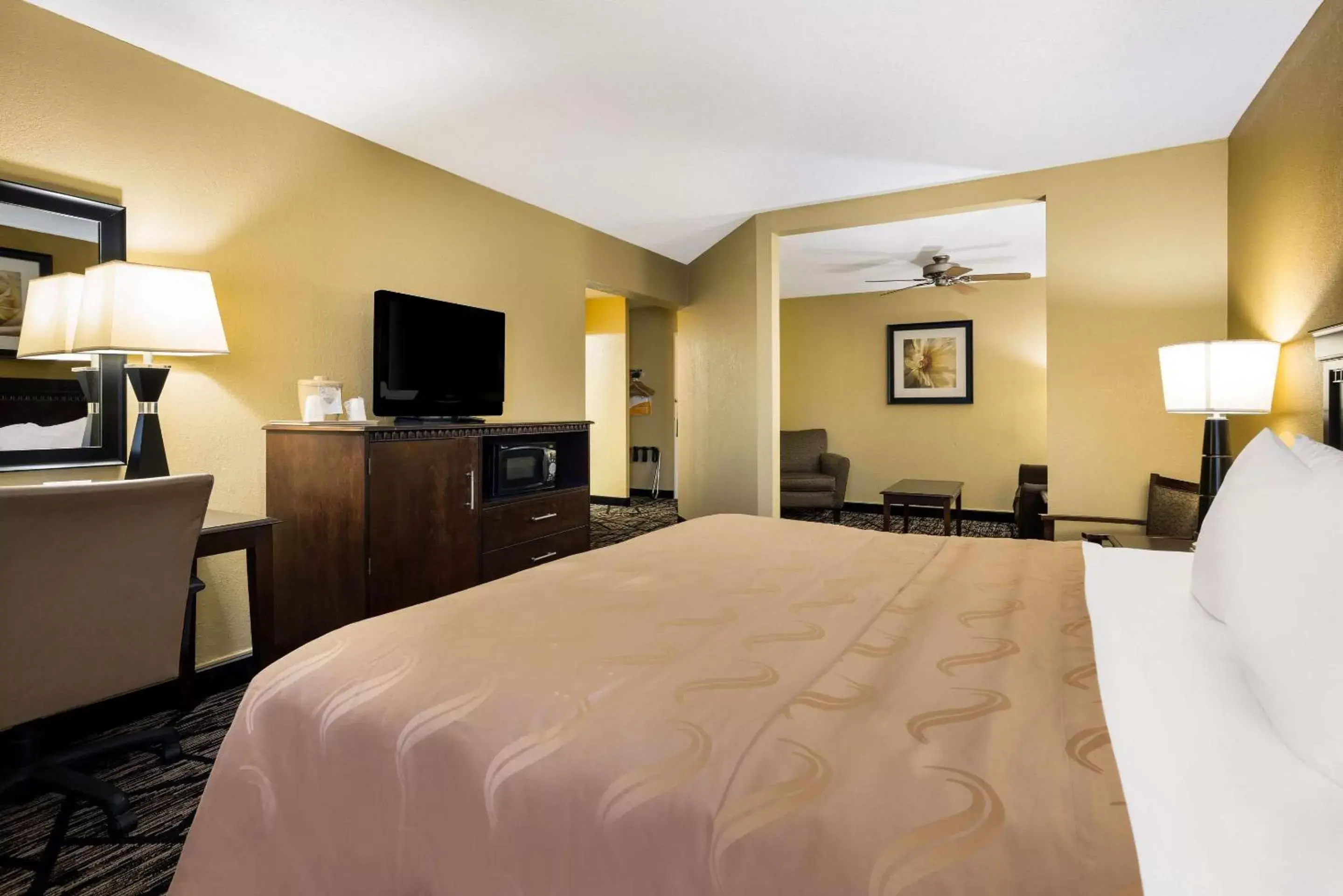 Bedroom, Bed in Quality Inn and Suites Fairgrounds - Syracuse