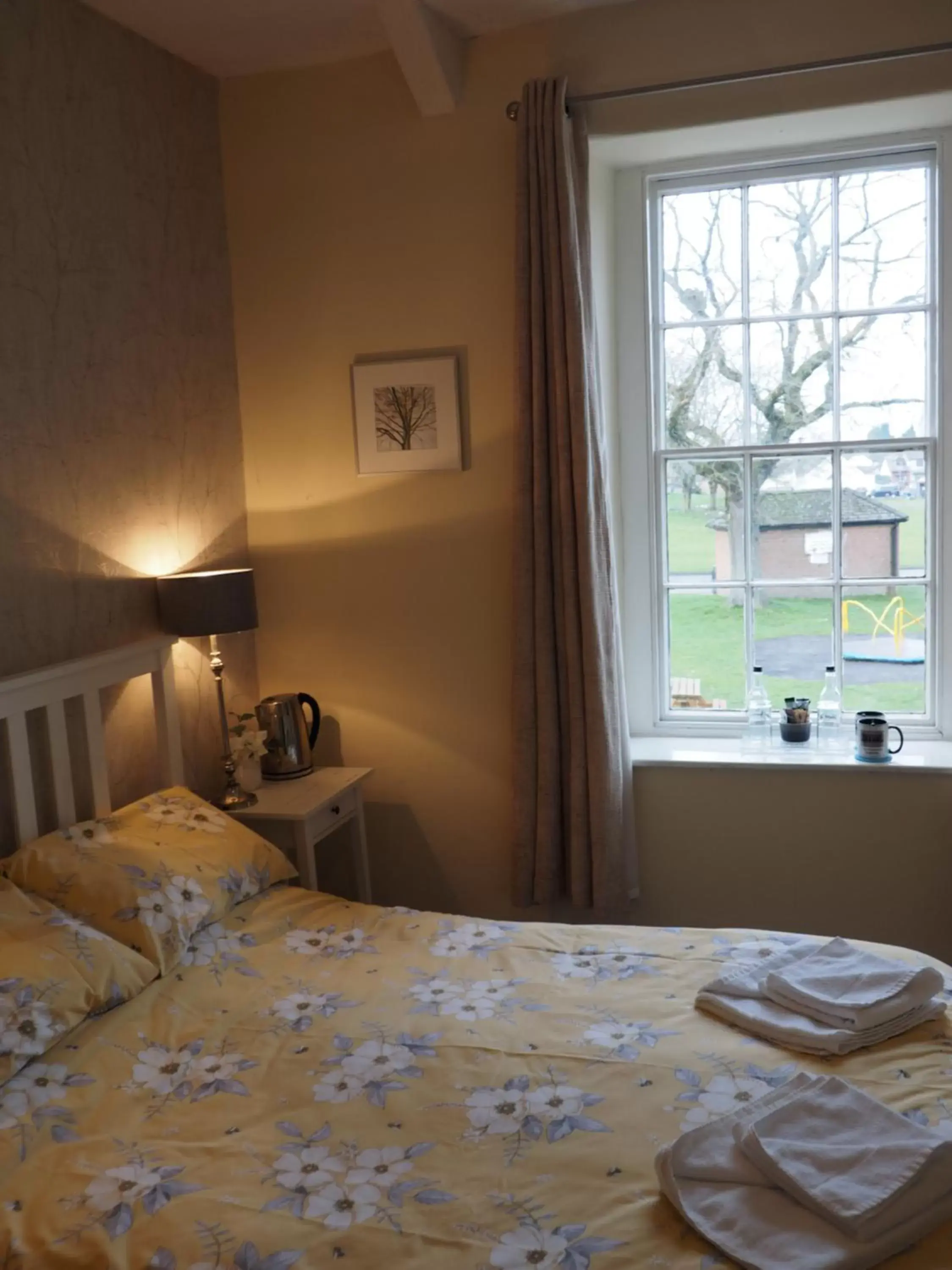 Garden view, Bed in The Shepherds Inn