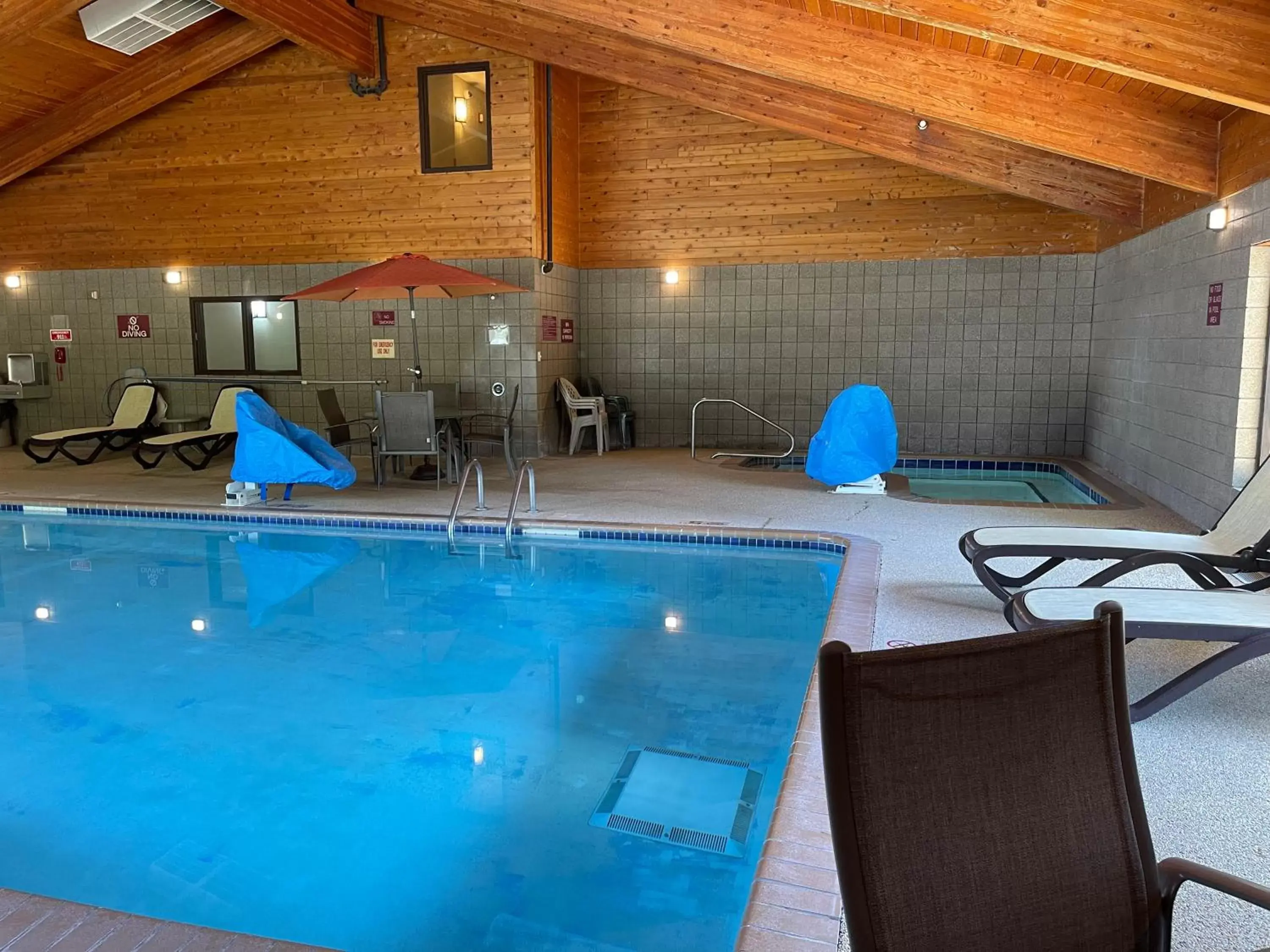 Swimming Pool in Nichols Inn & Suites