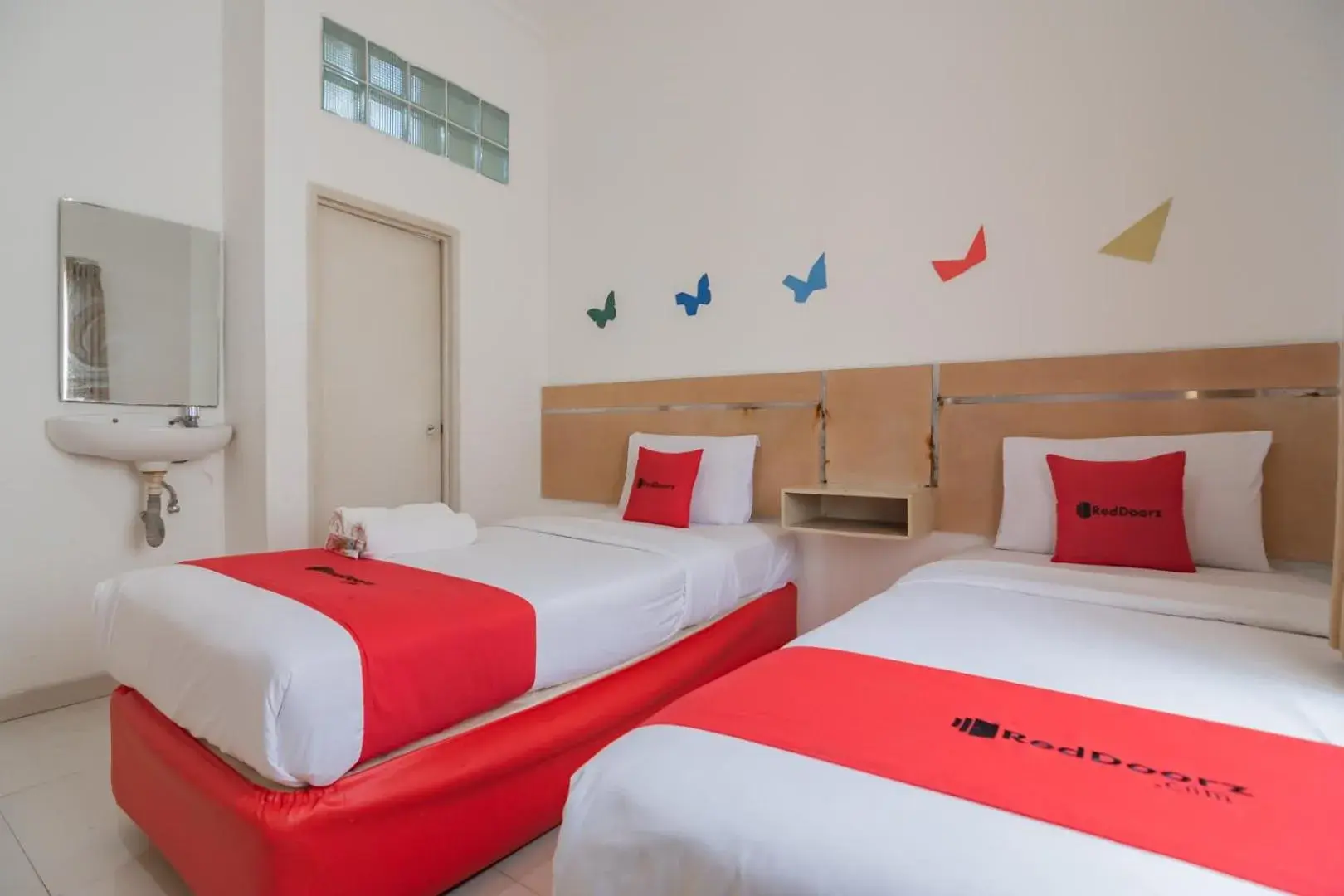 Bed in RedDoorz near Alun Alun Bandung 3