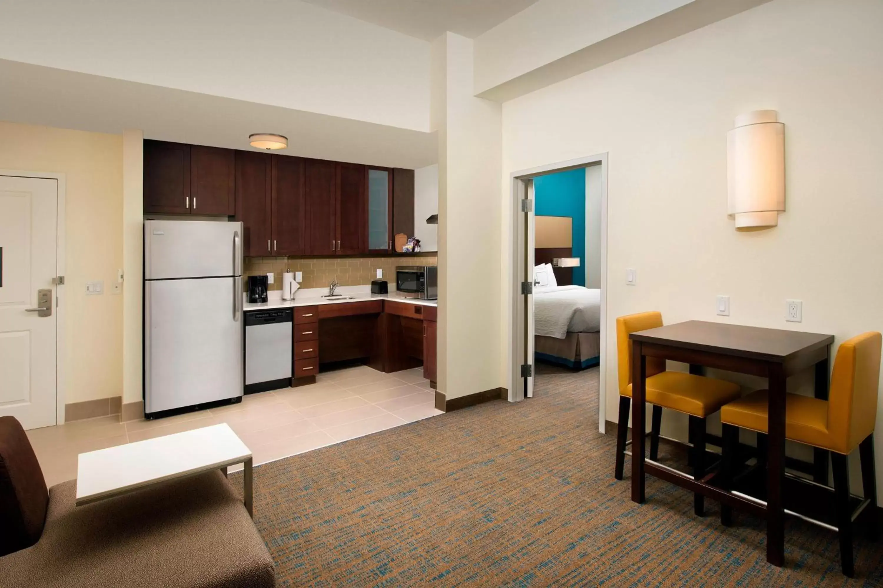 Bedroom, Kitchen/Kitchenette in Residence Inn by Marriott Miami Airport West/Doral