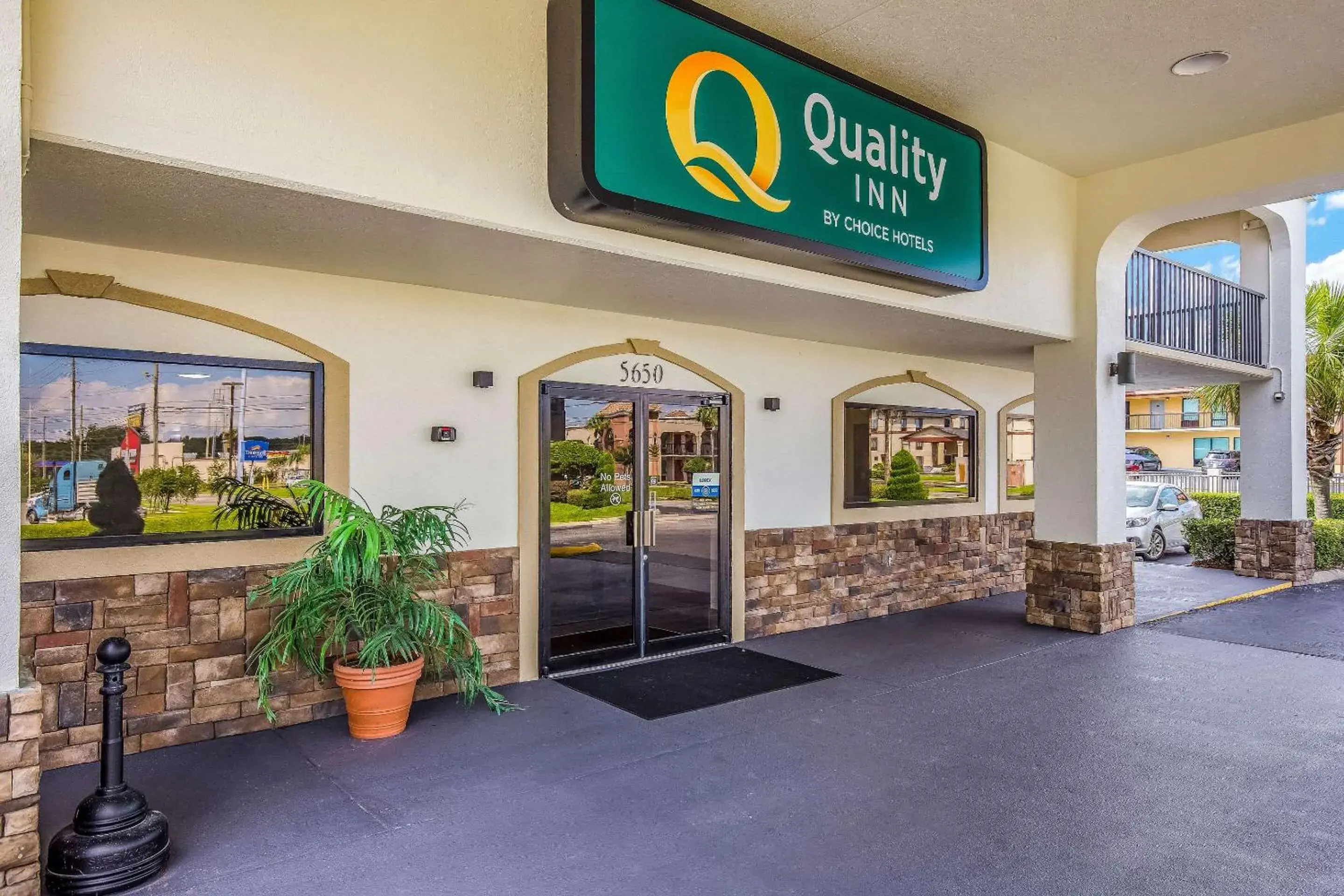 Property building in Quality Inn Mobile West Tillmans Corner Mobile AL