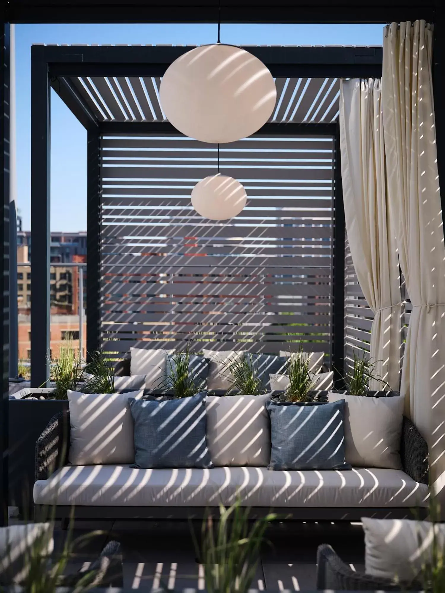 sunbed, Seating Area in Level Chicago - River North